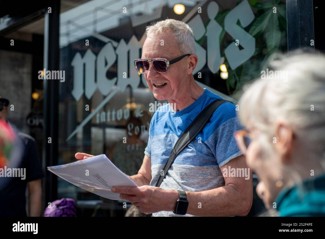 Un guide touristique de Meetup parlant au groupe dans une rue animée de Camden. Banque D'Images
