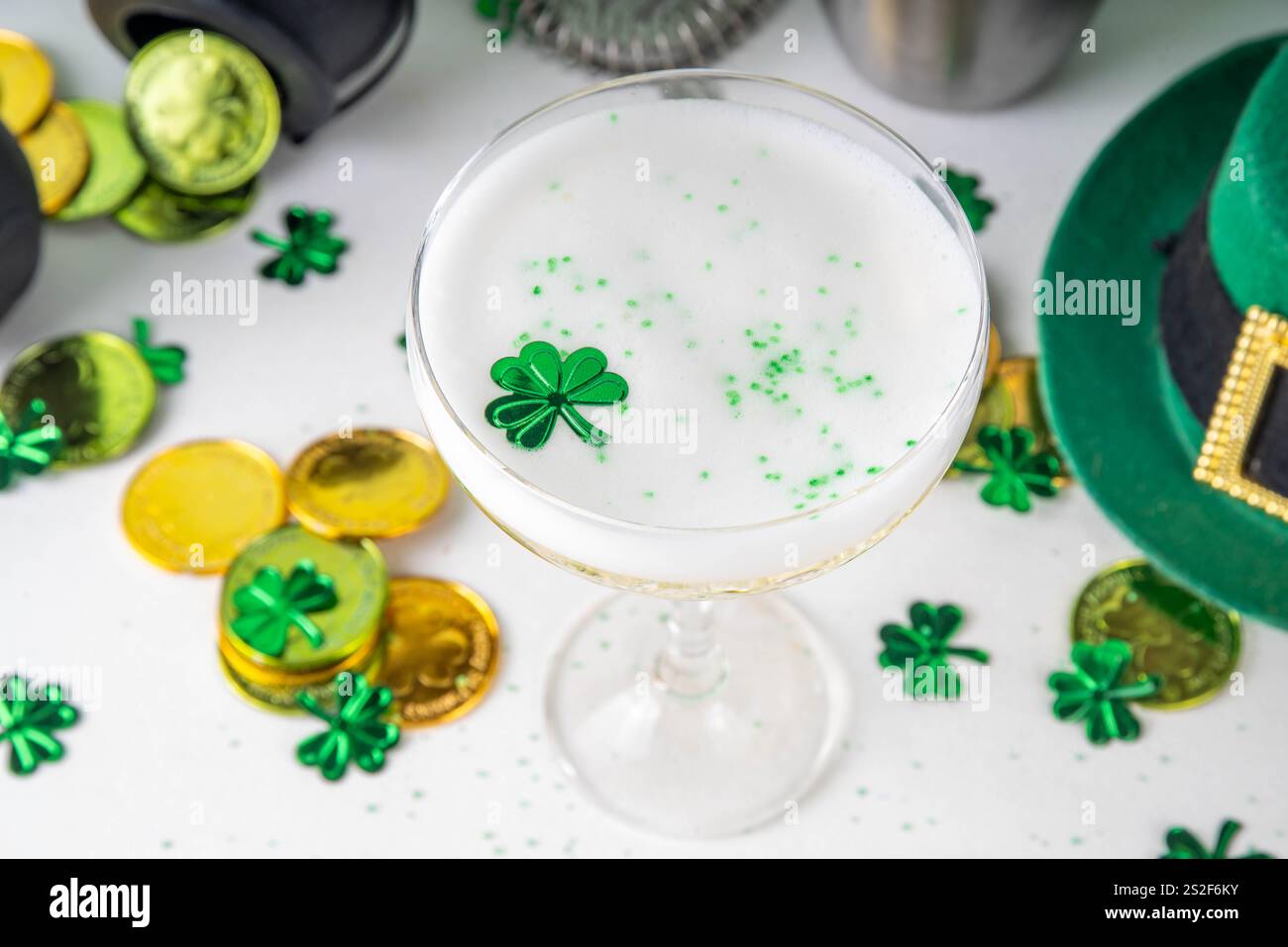 Carte des boissons alcoolisées Patrick Day, invitation à la fête, cocktail vert or garni de trèfle, saupoudré de sucre vert, pour une célébrité Patrick's Day Banque D'Images