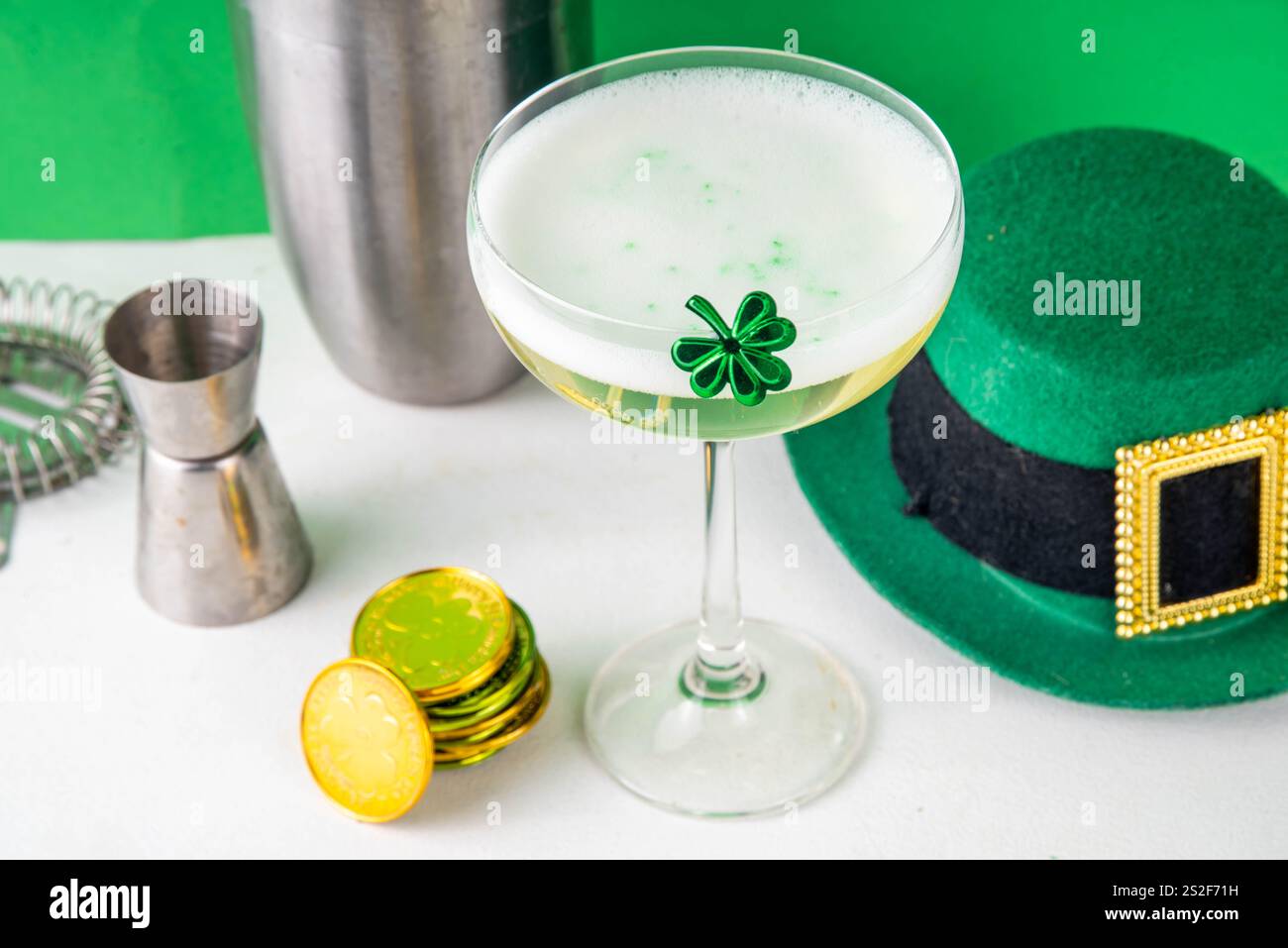 Carte des boissons alcoolisées Patrick Day, invitation à la fête, cocktail vert or garni de trèfle, saupoudré de sucre vert, pour une célébrité Patrick's Day Banque D'Images