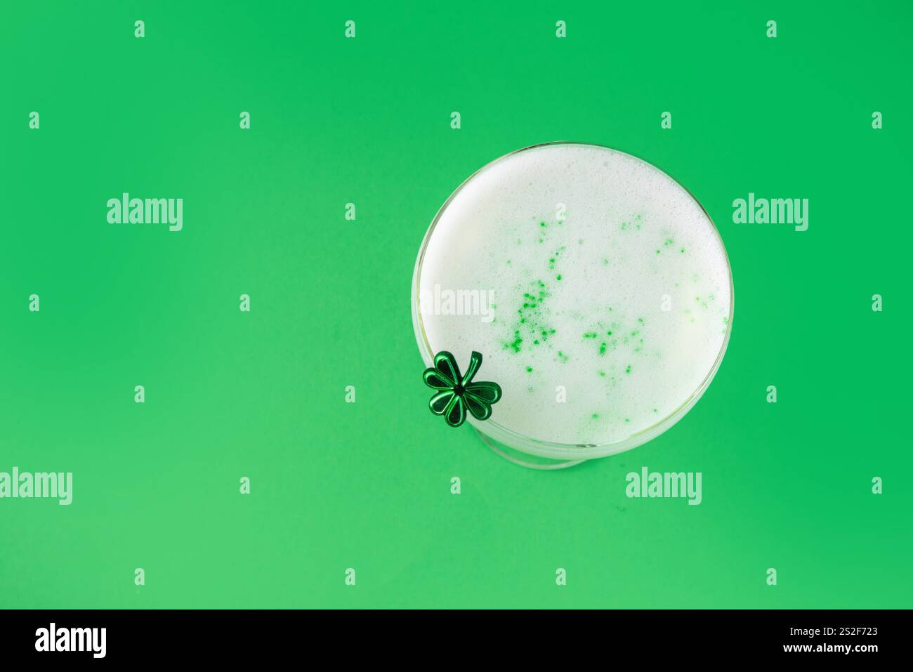 Carte des boissons alcoolisées Patrick Day, invitation à la fête, cocktail vert or garni de trèfle, saupoudré de sucre vert, pour une célébrité Patrick's Day Banque D'Images