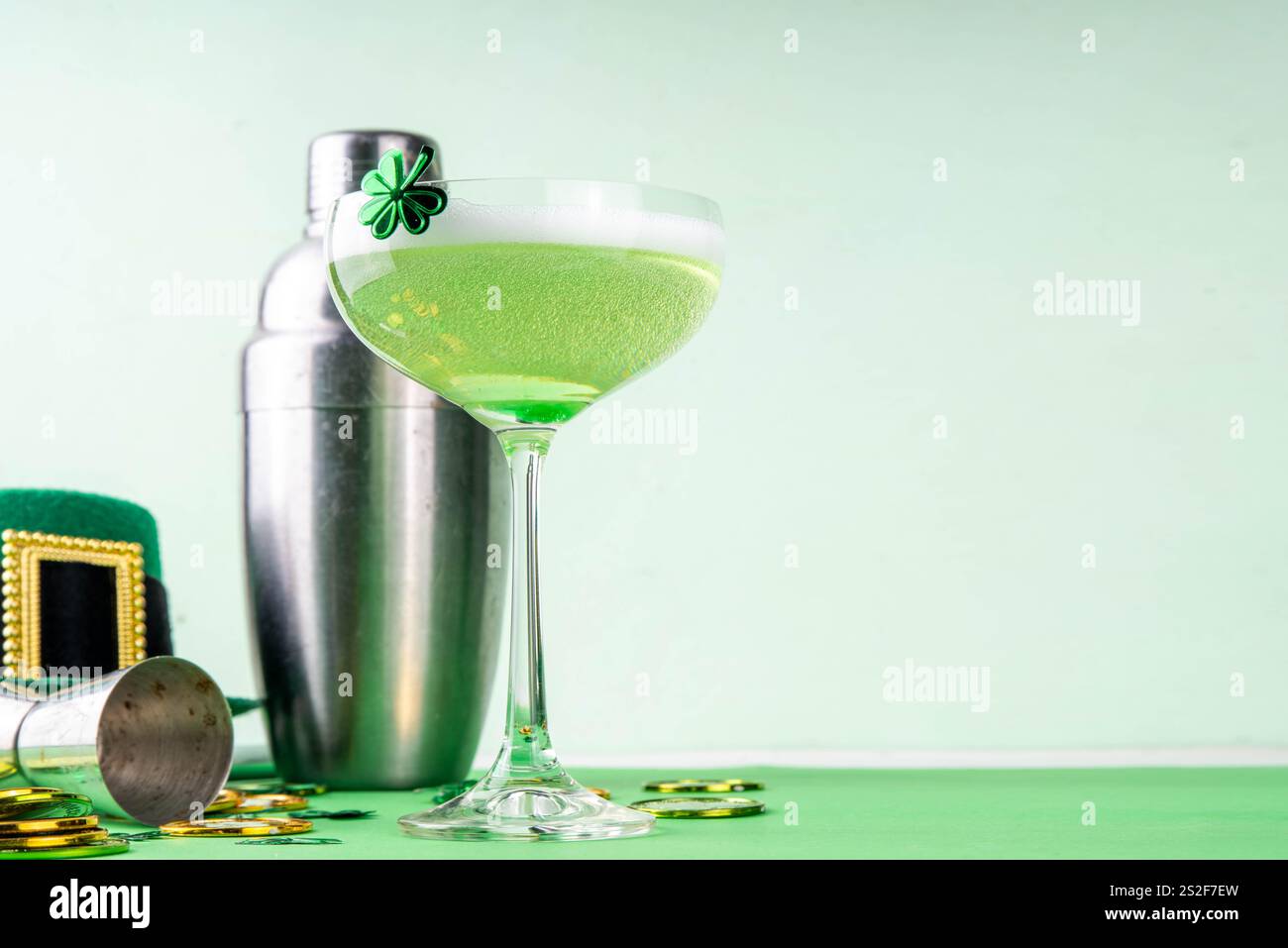 Carte des boissons alcoolisées Patrick Day, invitation à la fête, cocktail vert or garni de trèfle, saupoudré de sucre vert, pour une célébrité Patrick's Day Banque D'Images