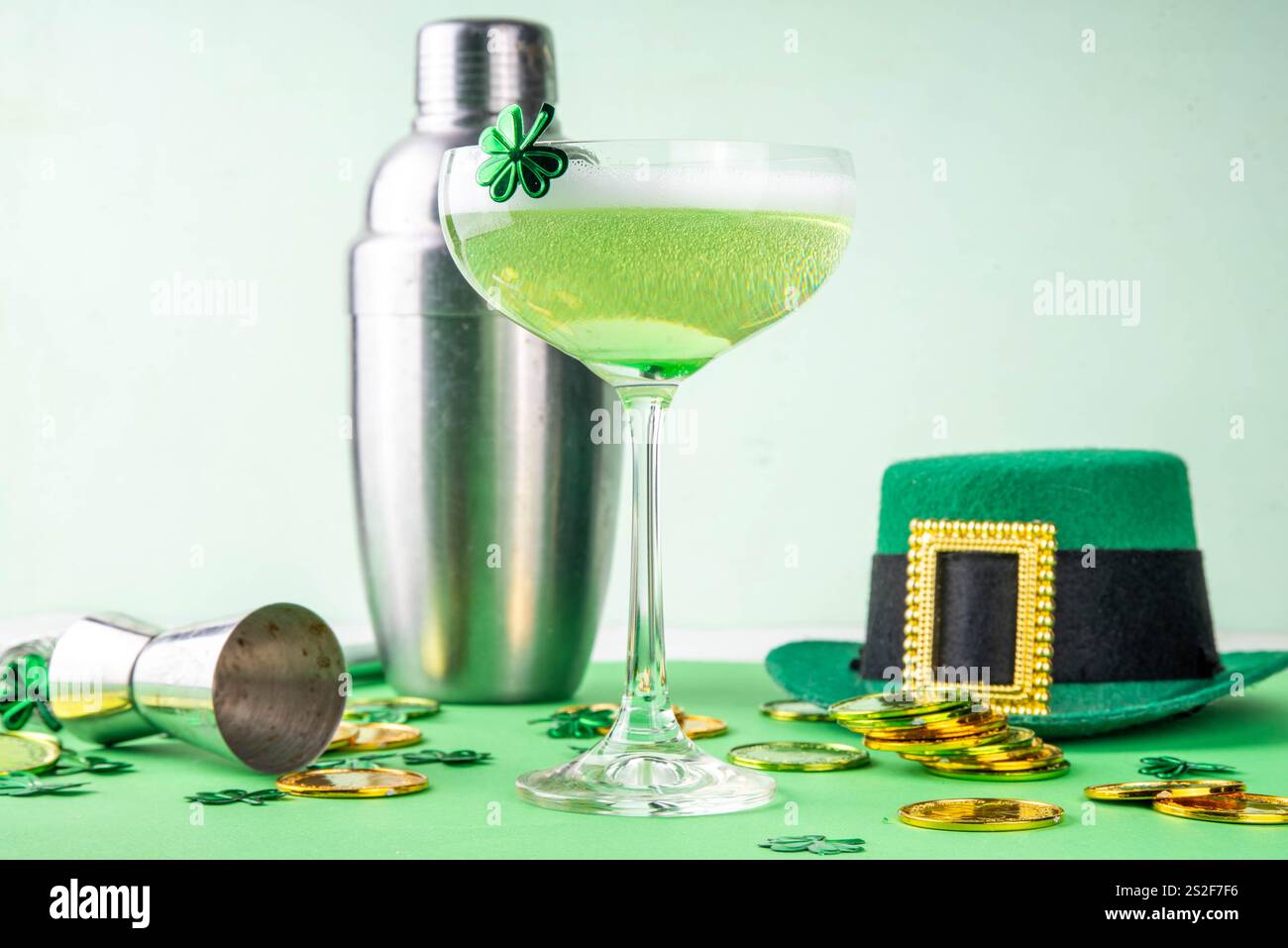 Carte des boissons alcoolisées Patrick Day, invitation à la fête, cocktail vert or garni de trèfle, saupoudré de sucre vert, pour une célébrité Patrick's Day Banque D'Images
