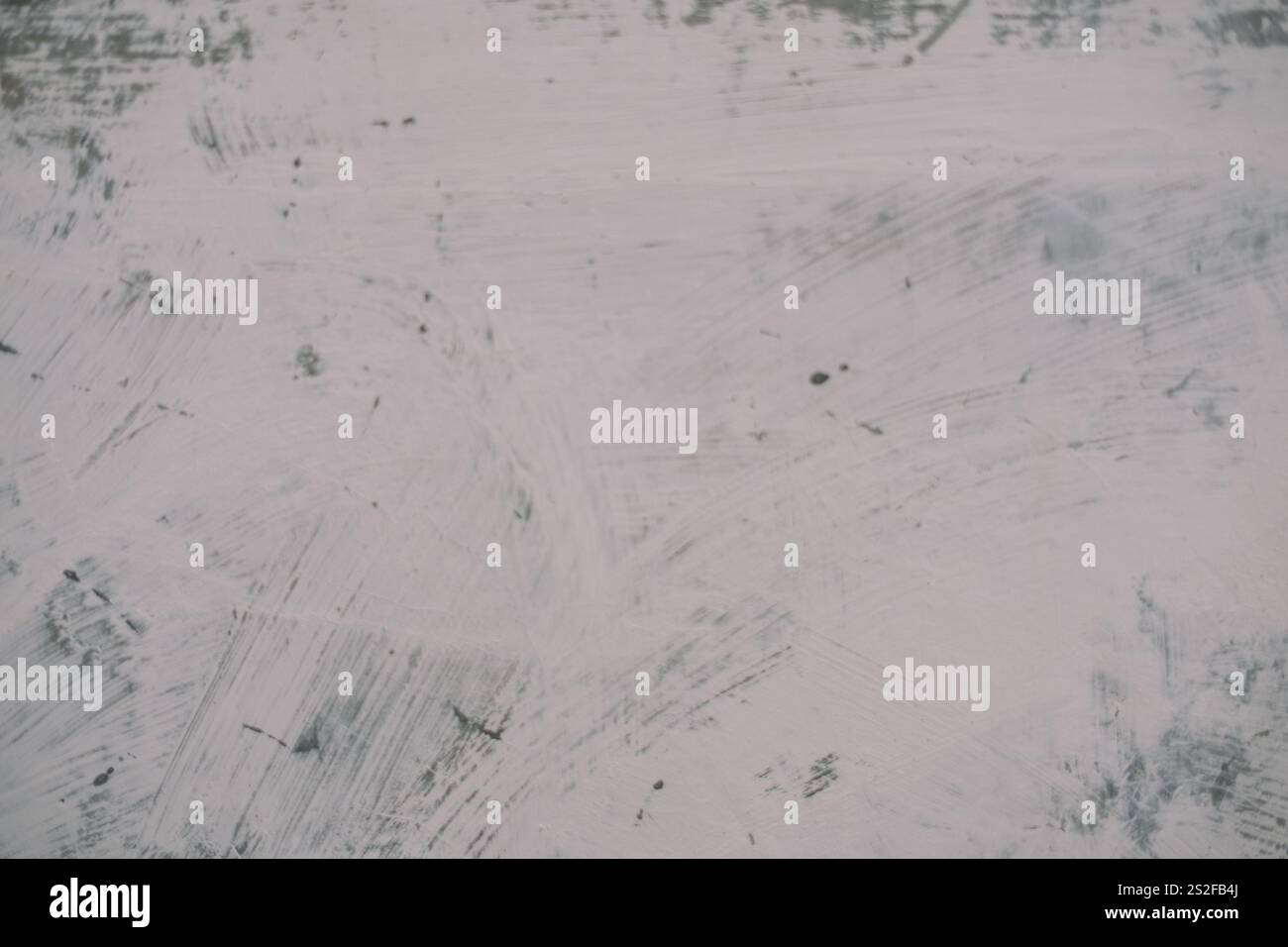 Mur blanc avec une finition de peinture inégale, montrant des imperfections et une texture rustique pour un fond minimaliste Banque D'Images