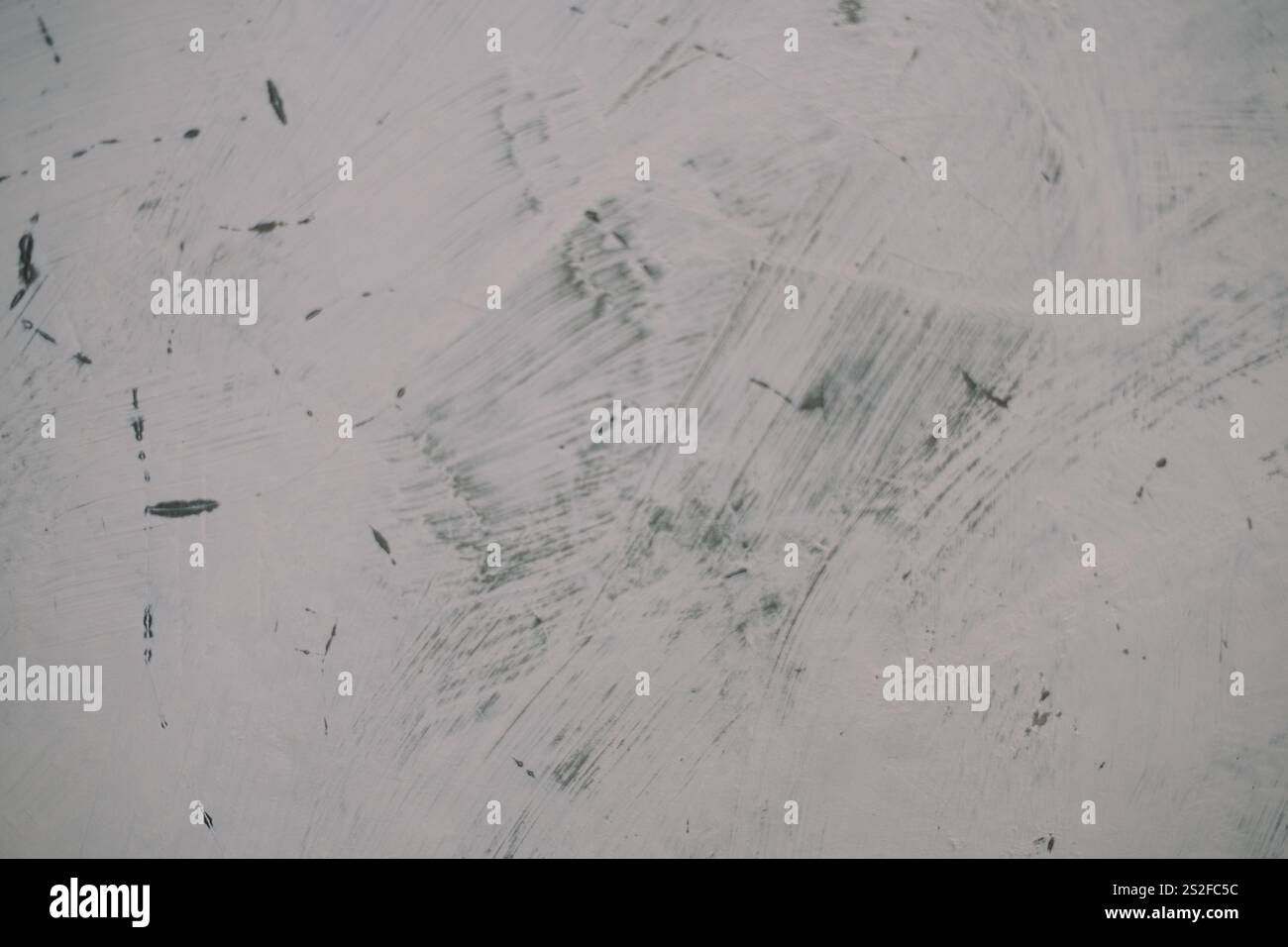 Mur blanc avec une finition de peinture inégale, montrant des imperfections et une texture rustique pour un fond minimaliste Banque D'Images