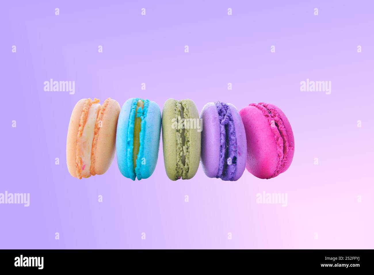 macaroni coloré sur fond dégradé rose Banque D'Images