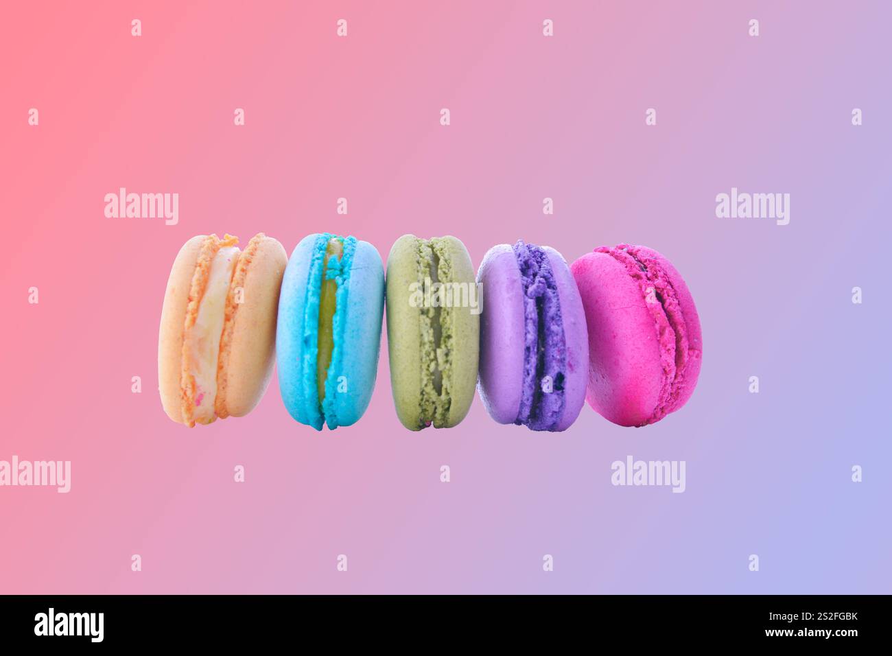 macaroni coloré sur fond dégradé rose Banque D'Images