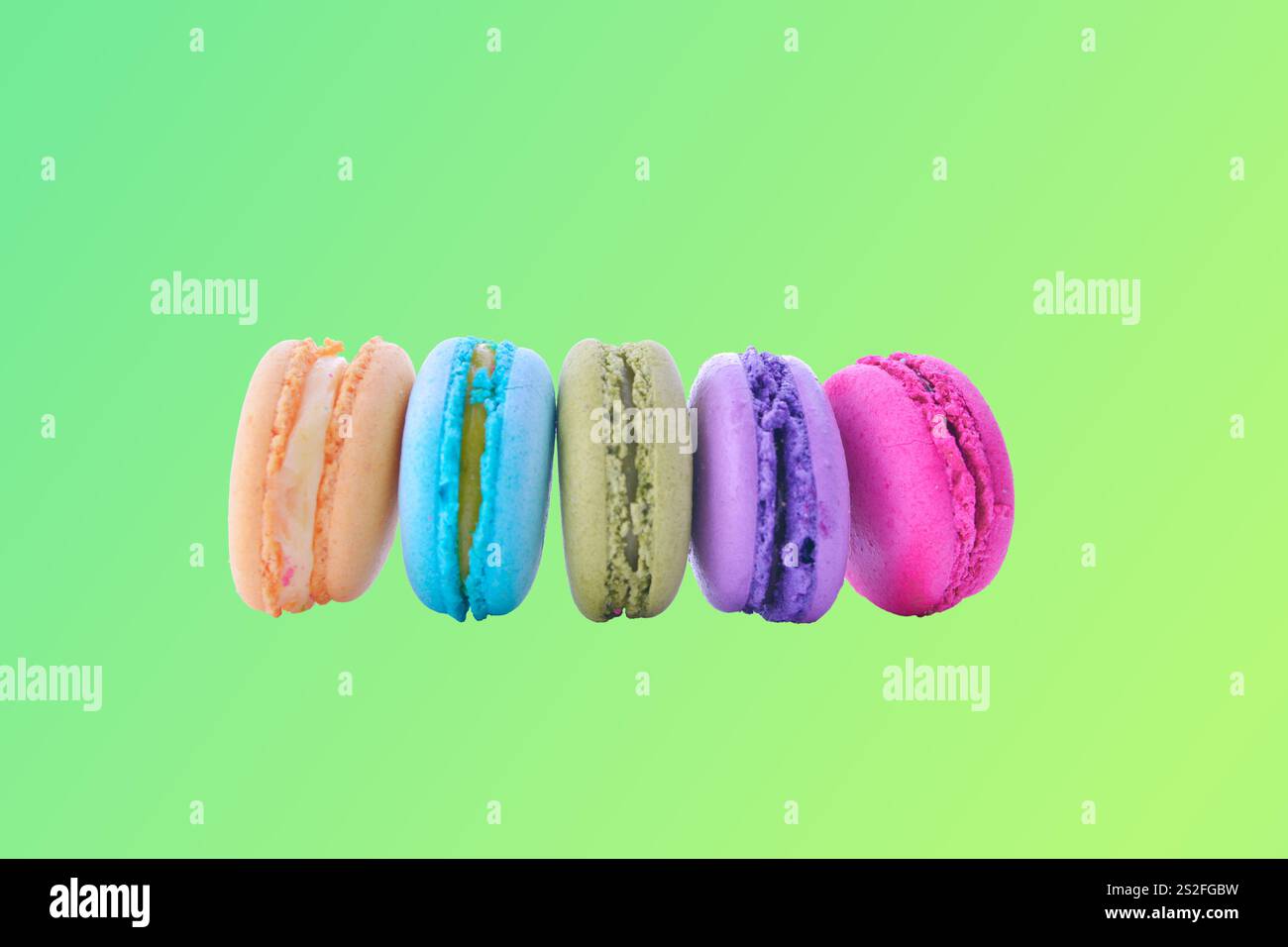 macaroni coloré sur fond dégradé rose Banque D'Images