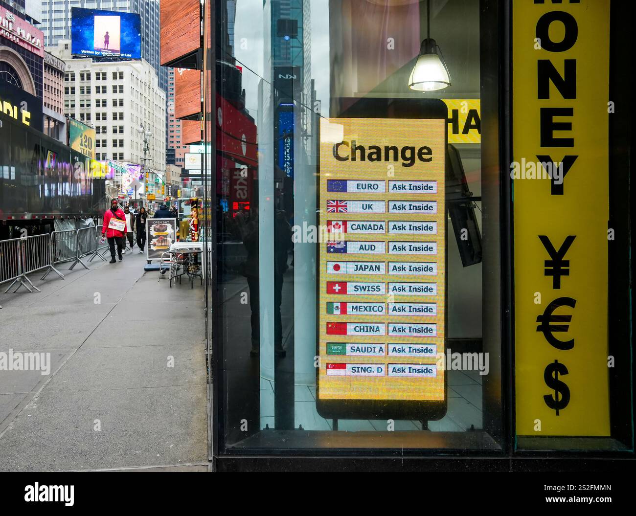 Un magasin de change à Times Square dans Midtown Manhattan à New York le dimanche 29 décembre 2024. (© Richard B. Levine) Banque D'Images