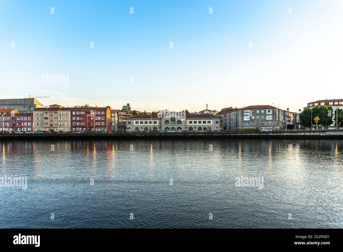 Belle vue de paysage par Burgo Bridge sur la rivière Lerez à Pontevedra, Galice, Espagne Banque D'Images