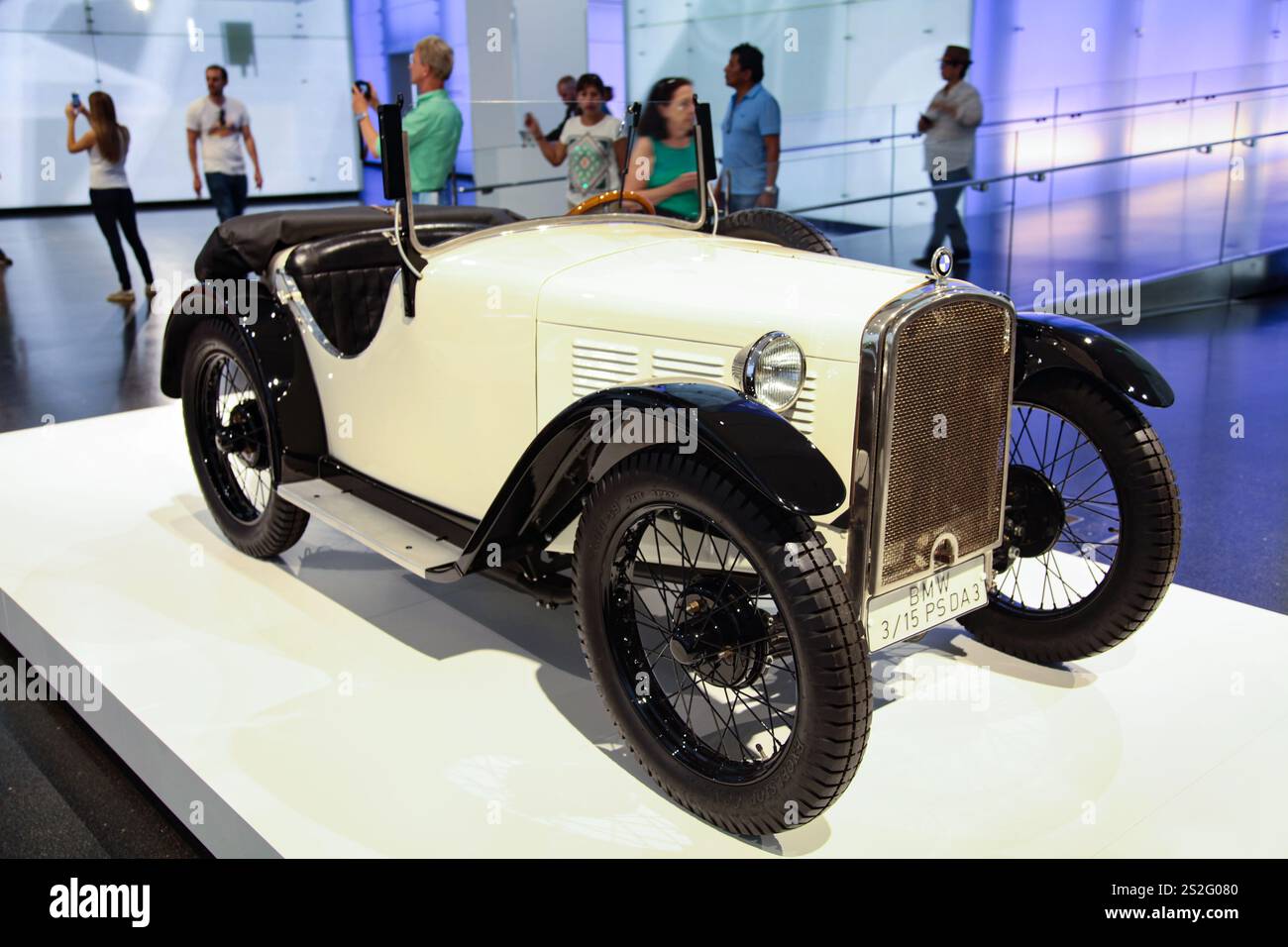 Munich, Allemagne - 09-08-2016 - BMW 3/15 est une voiture de la fin des années 1920, exposée au musée BMW de Munich Banque D'Images