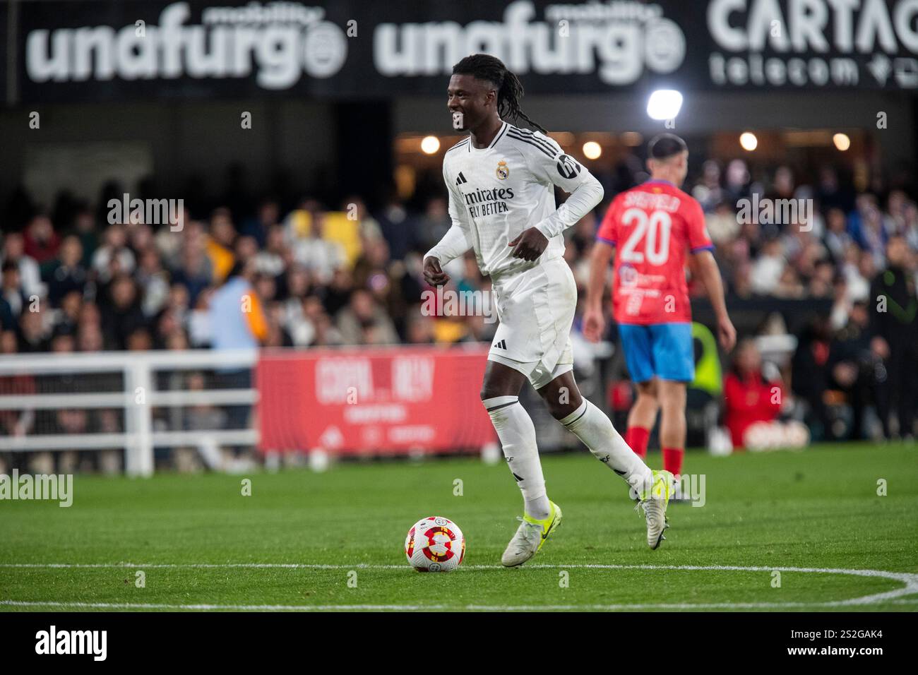 Eduardo Camavinga, milieu de terrain français pour le Real Madrid, avec Kylian Mbappé après avoir marqué un but pendant le match, CD Minera vs Real Madrid match Round o Banque D'Images