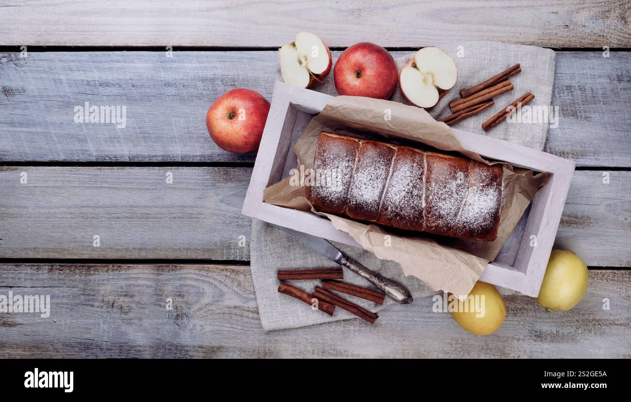 Tarte aux pommes d'automne classique avec pâtisseries sucrées complémentaires, créant une scène de fête du thé parfaite et célébrant la saison d'automne. Pose à plat. Banque D'Images