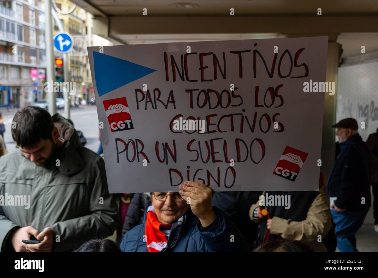Madrid, Espagne. 07 janvier 2025. La Confédération générale du travail (CGT) a appelé à une grève des travailleurs pendant le premier jour de vente au grand magasin espagnol El Corte Inglés. Cette grève représenterait la première manifestation de l’histoire d’El Corte Inglés au début des soldes d’hiver. Crédit : D. Canales Carvajal/Alamy Live News Banque D'Images