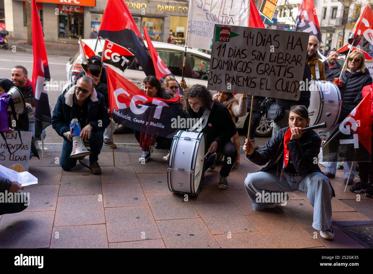 Madrid, Espagne. 07 janvier 2025. La Confédération générale du travail (CGT) a appelé à une grève des travailleurs pendant le premier jour de vente au grand magasin espagnol El Corte Inglés. Cette grève représenterait la première manifestation de l’histoire d’El Corte Inglés au début des soldes d’hiver. Crédit : D. Canales Carvajal/Alamy Live News Banque D'Images