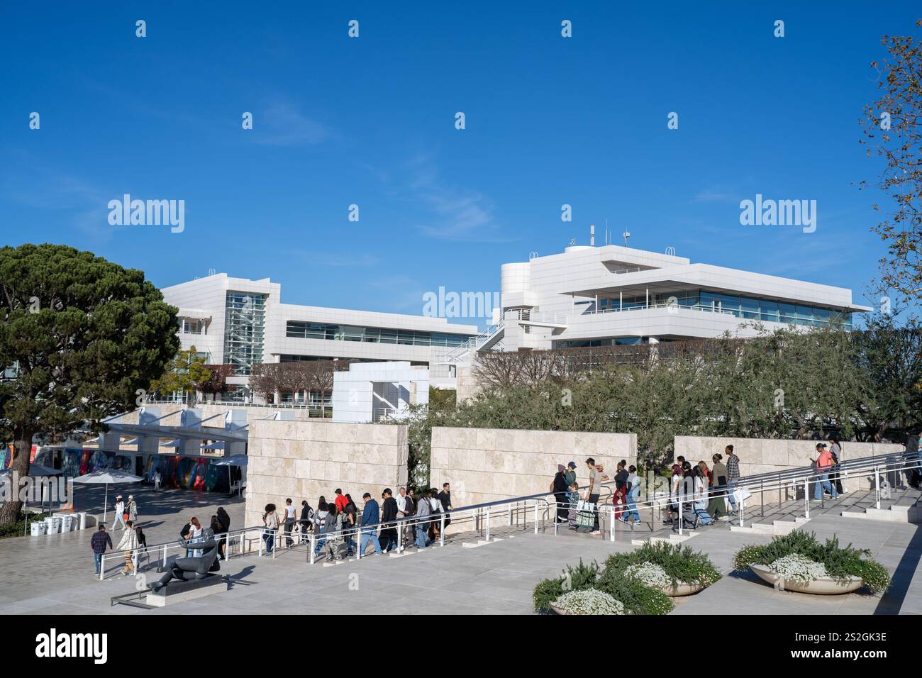 Los Angeles Californie - 17 décembre 2024 : une file de personnes descendant les escaliers au Getty Museum de Los Angeles Californie Banque D'Images