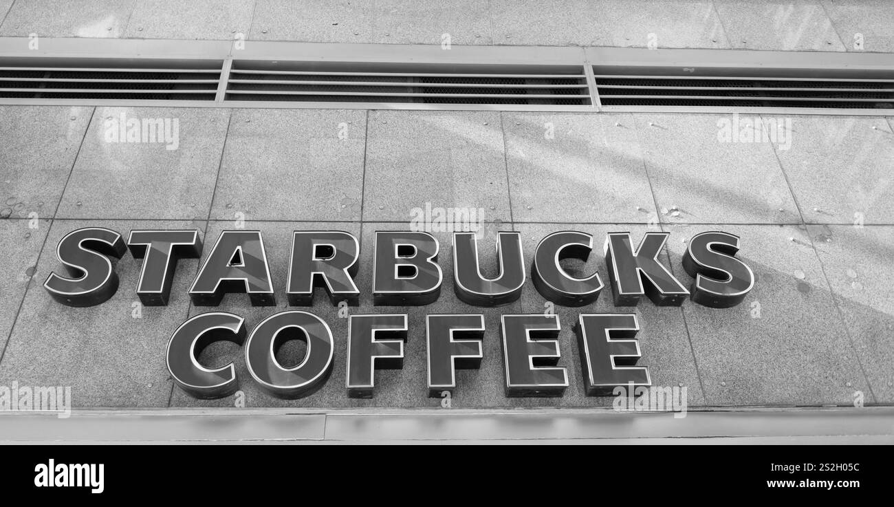 New York, États-Unis - 11 novembre 2023 : logo du son de café Starbucks dans un café ou un café Banque D'Images