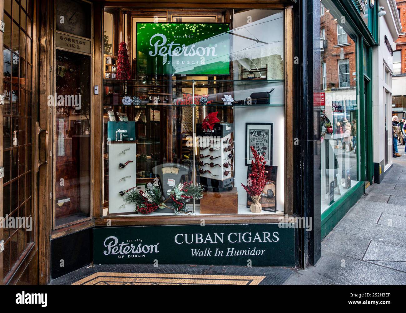 La vitrine de Peterson’s Nassau Street, Dublin, Irlande, montrant leur exposition de pipes à tabac et mettant en valeur leurs cigares cubains. Banque D'Images