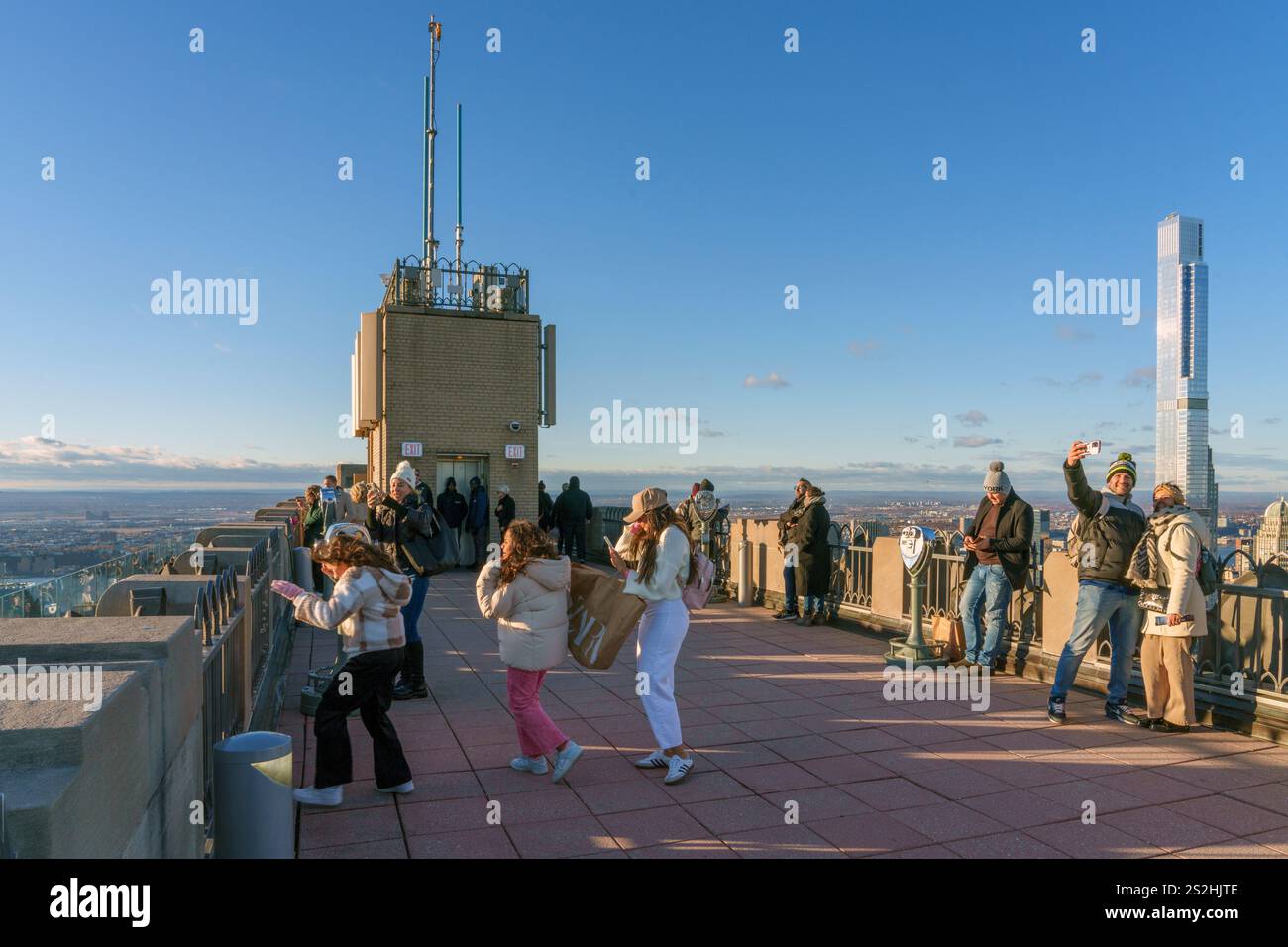 Top of the Rock observation Platform avec des gens au coucher du soleil illuminés au coucher du soleil Manhattan, New York City New York, États-Unis Banque D'Images