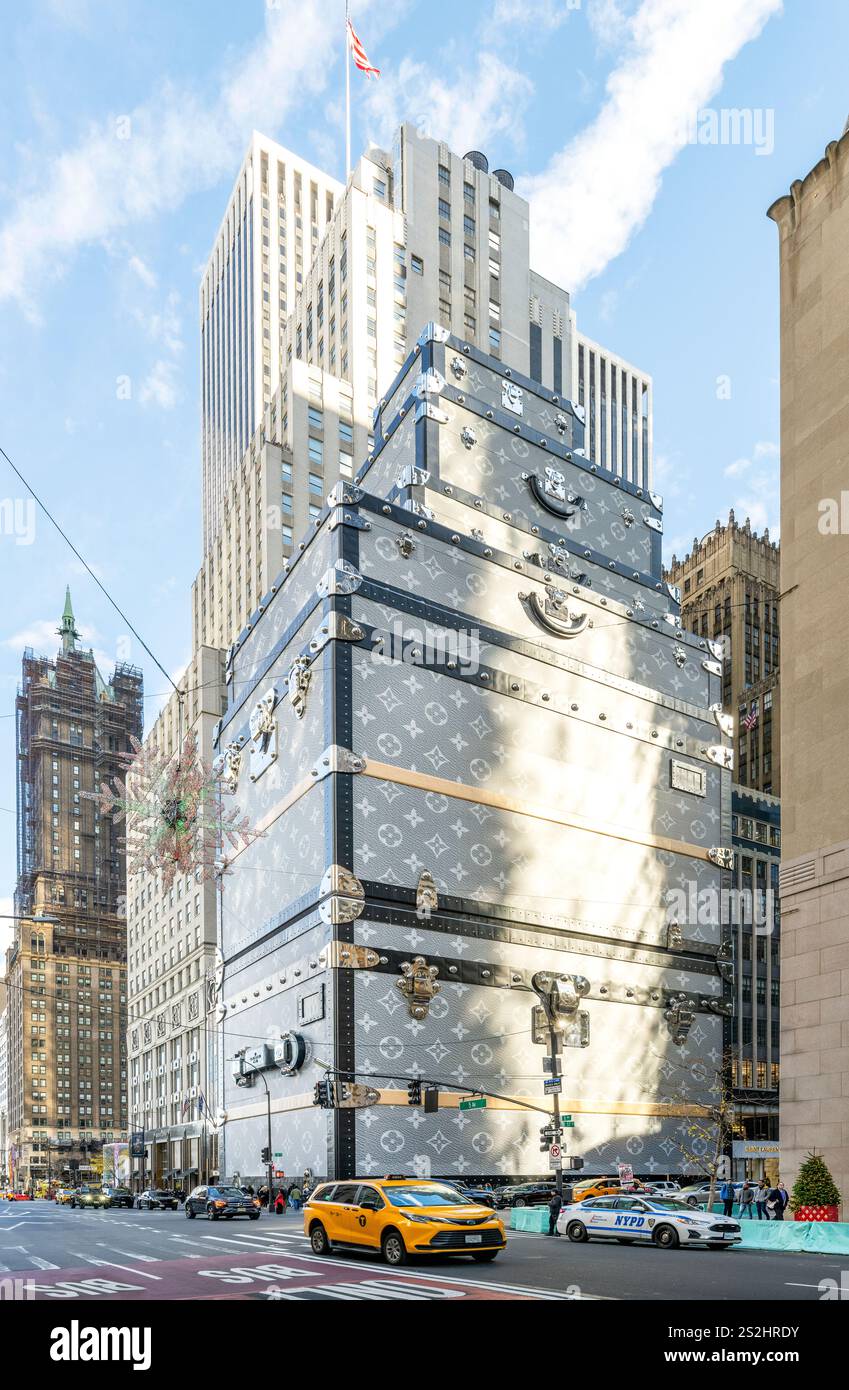 Housse de bagage Louis Vuitton XL pour la construction du nouveau Flagship Store sur la 5e Avenue Manhattan, New York City New York, États-Unis Banque D'Images