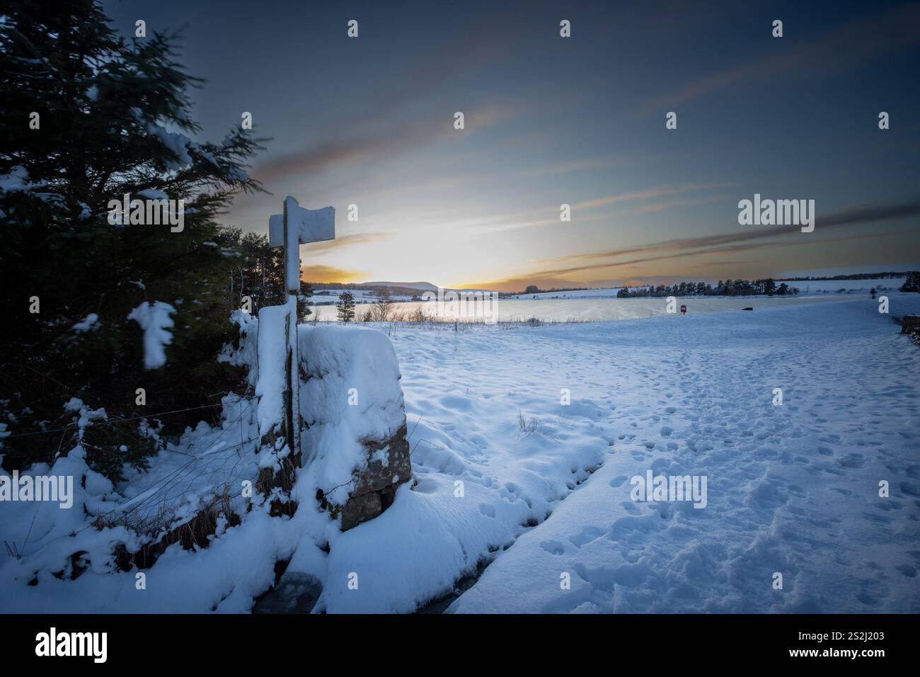 Harlaw. Balerno. Midlothian. Écosse, Royaume-Uni. 07 janvier 2025. Les températures glaciales et le ciel dégagé permettent un coucher de soleil intéressant au réservoir Harlaw dans les collines Pentland (crédit photo : David Mollison/Alamy Live News Banque D'Images