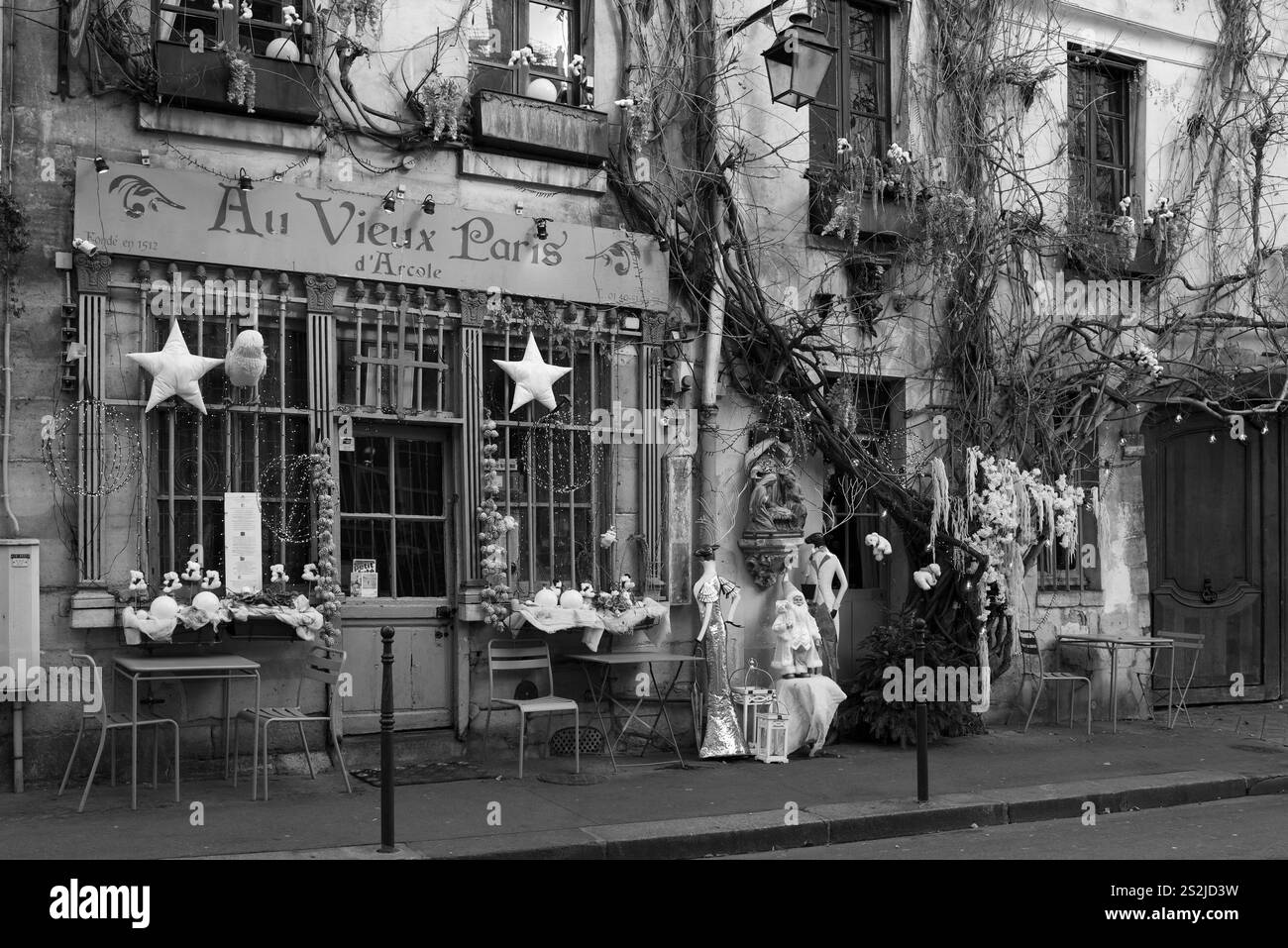 Paris, France 01.032025. Une photo en noir et blanc du plus ancien restaurant avec patio extérieur au coeur de Paris. Banque D'Images