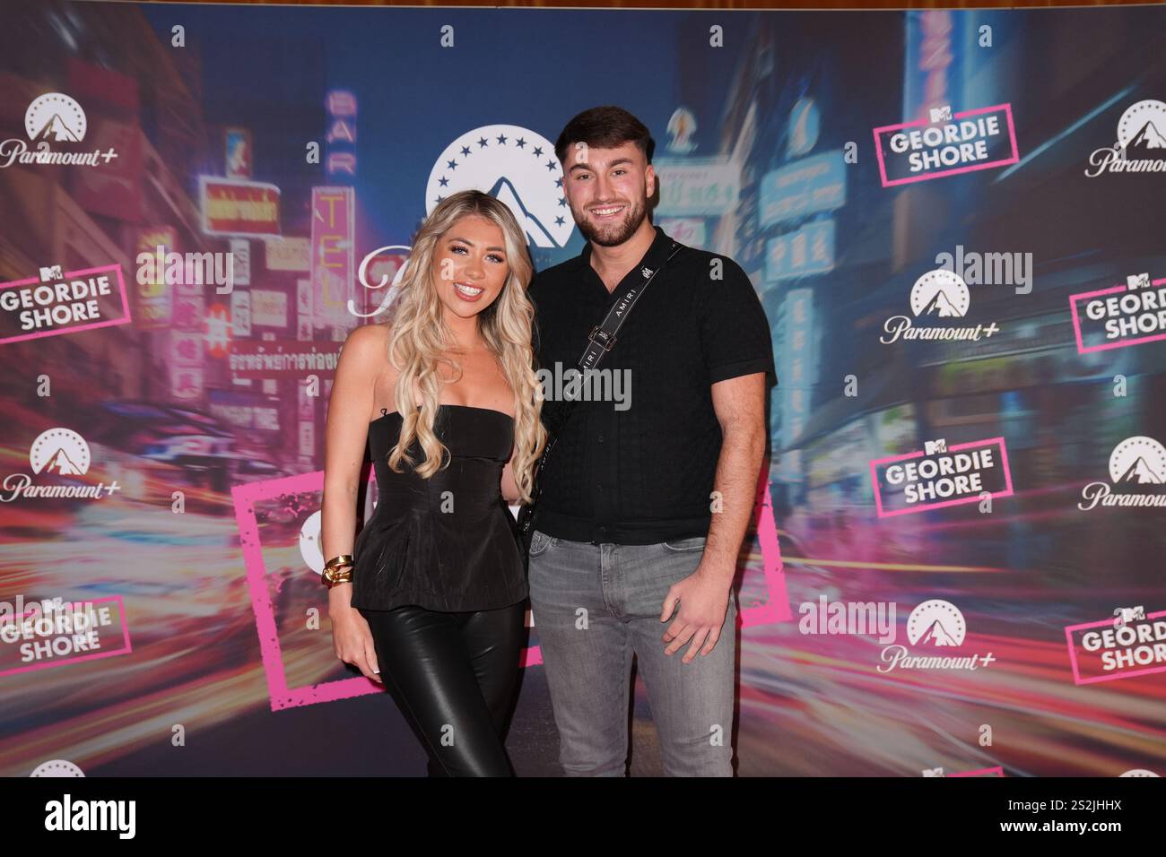 Paige Turley et son partenaire assistent à une soirée de lancement de la nouvelle série de Geordie Shore, au Thai Square Restaurant and Club, dans le centre de Londres. Date de la photo : mardi 7 janvier 2025. Banque D'Images