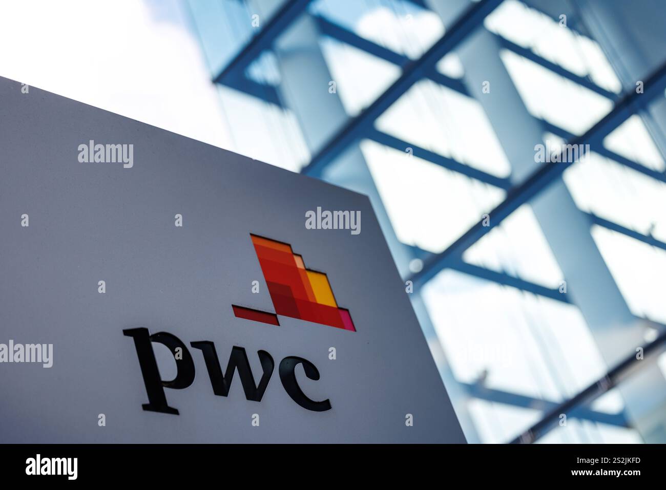 Munich, Allemagne. 07 janvier 2025. Le logo de PricewaterhouseCoopers International (PwC) peut être vu sur une stèle devant le siège de la société à Munich le 7 janvier 2025 à Munich (Bavière). PricewaterhouseCoopers International (PwC) est un réseau mondial d'entreprises juridiquement indépendantes et autonomes dans les domaines de l'audit, du conseil fiscal et du conseil en gestion et en affaires. PwC offre des services spécifiques à l'industrie dans les domaines de l'audit, du conseil fiscal et du conseil en gestion. Crédit : Matthias Balk/dpa/Alamy Live News Banque D'Images