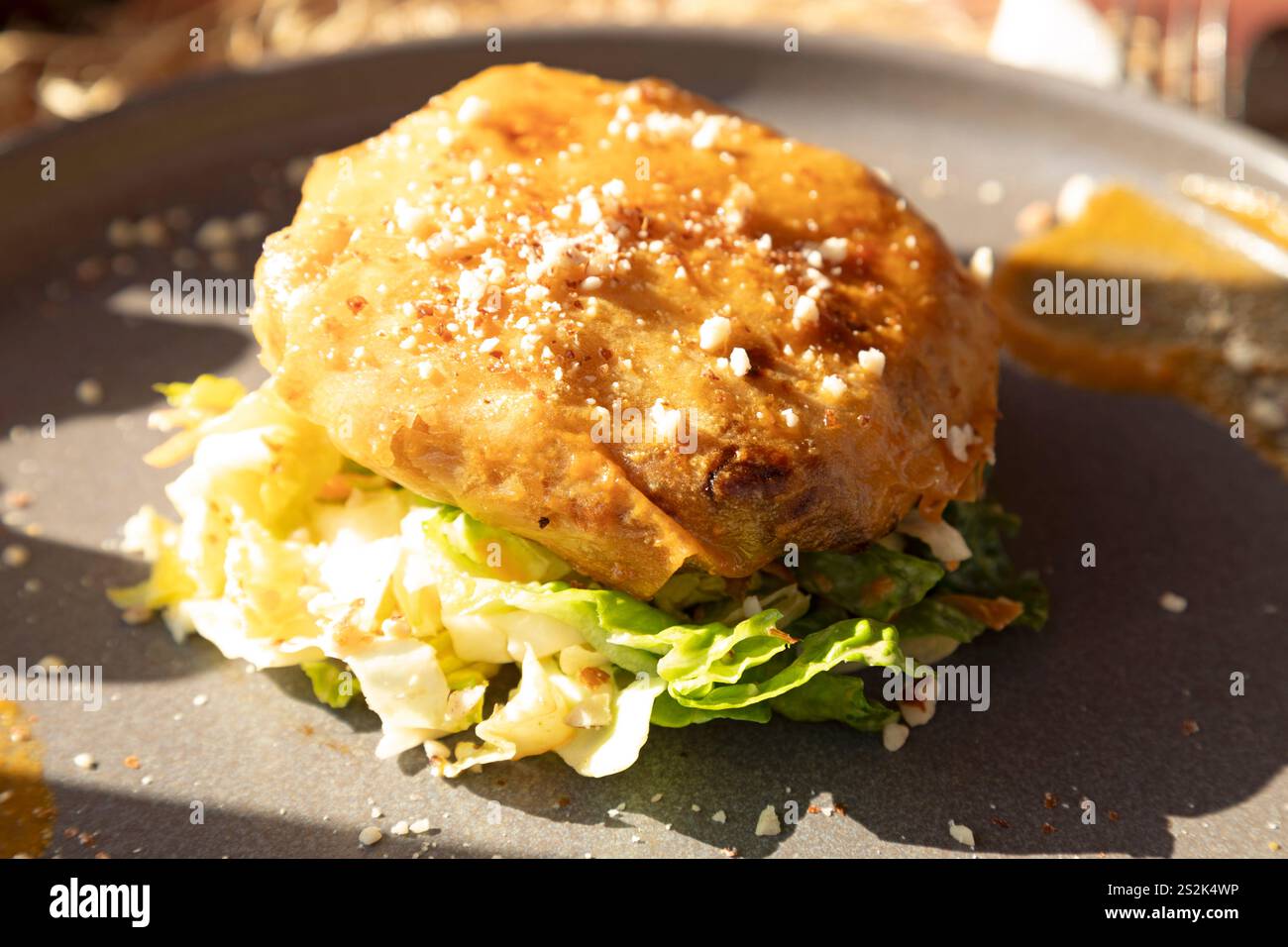 Une pastilla au poulet servie à Marrakech, Maroc. Le plat est un exemple de la cuisine traditionnelle marocaine. Banque D'Images
