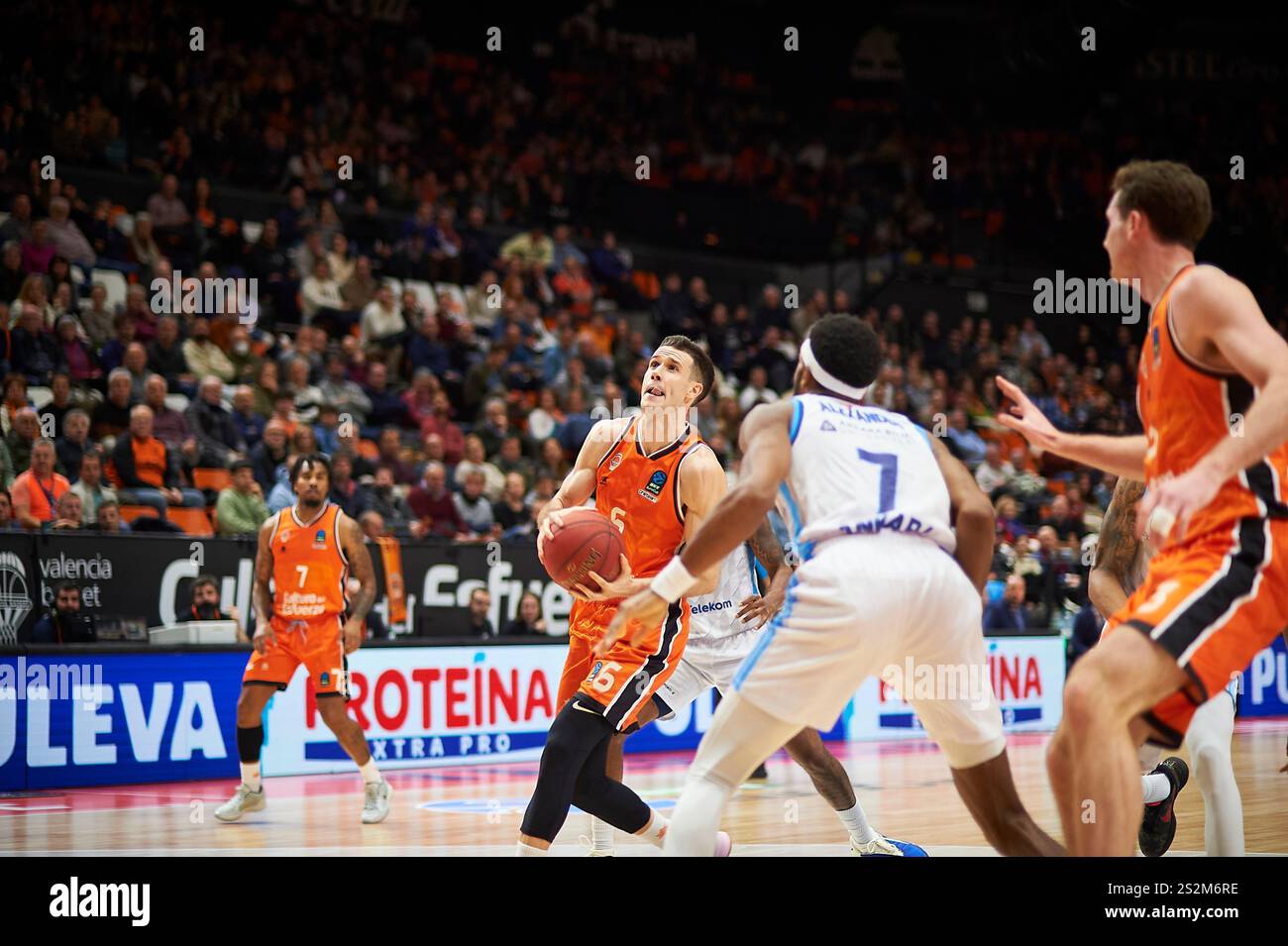 Valencia , Espagne , 7, janvier 2025. Xabi Lopez Arostegui de Valencia basket à la BKT Eurocup Round 14. Crédit : Vicente Vidal Fernandez/Alamy Live News Banque D'Images