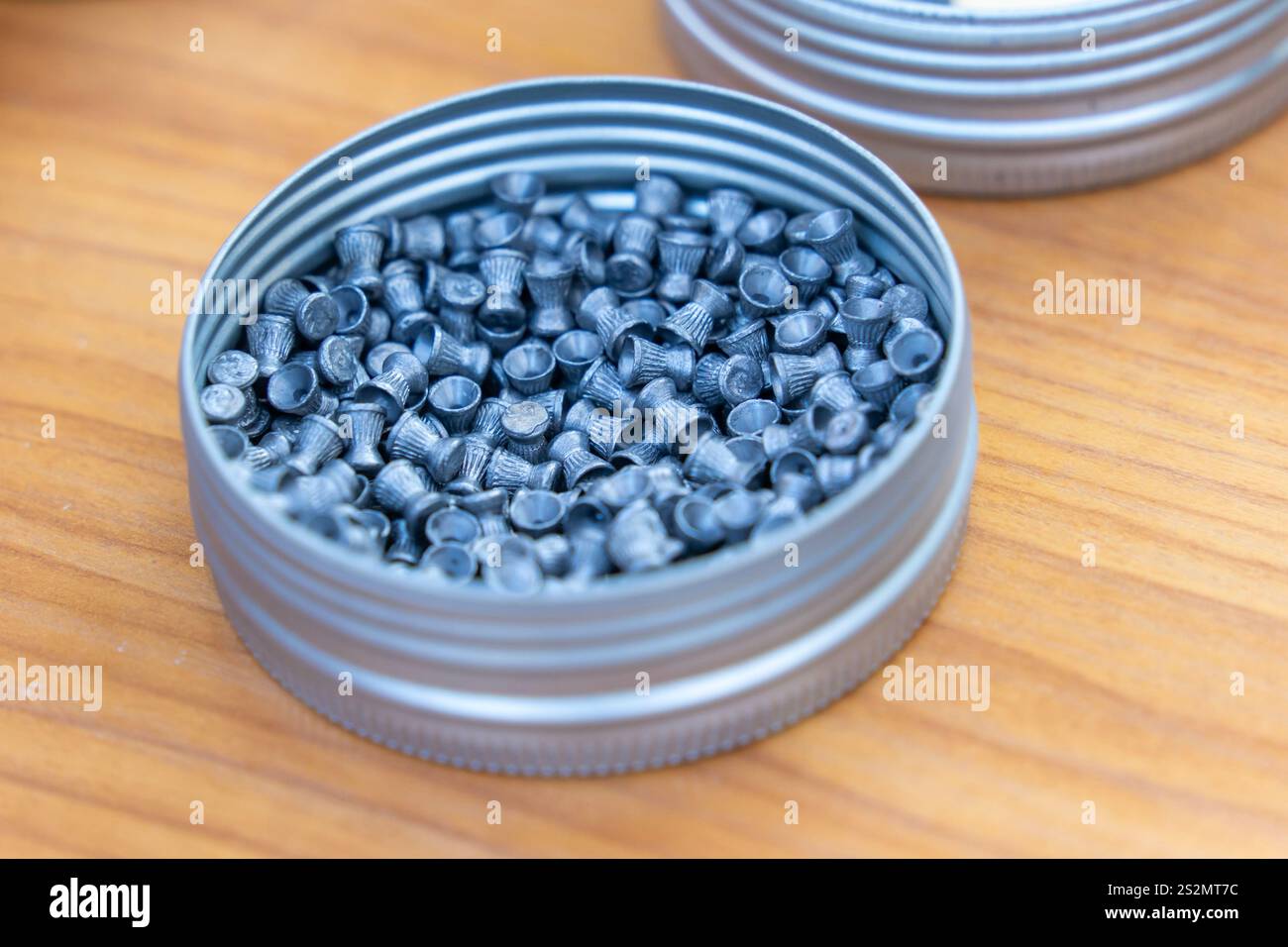 Munitions de fusil à air en métal dans une boîte métallique ronde dans une compétition de tir Banque D'Images