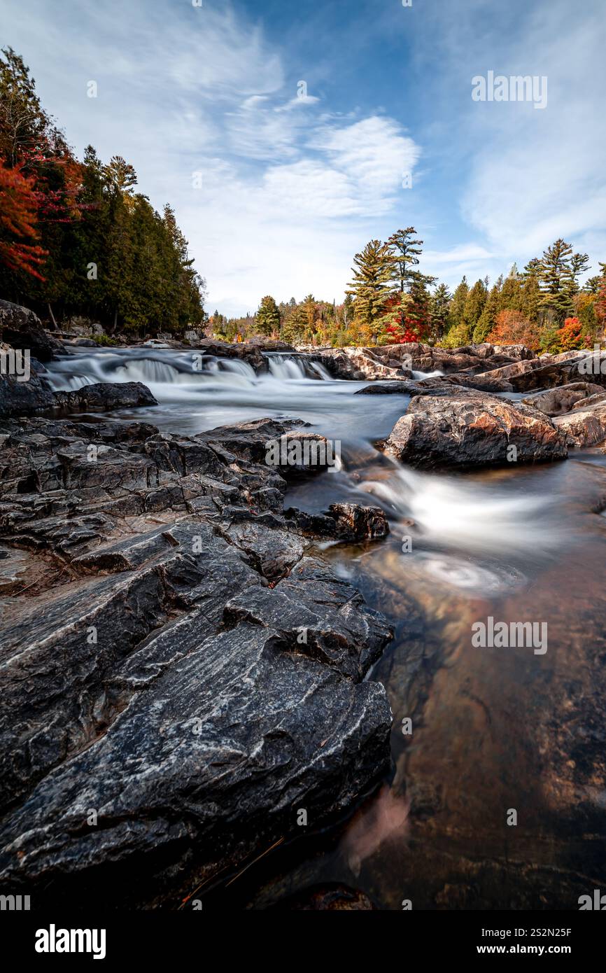 Paysage de cascade d'automne avec des feuilles tombées et de belles couleurs d'automne au parc national de la Mauricie, Québec, Canada Banque D'Images