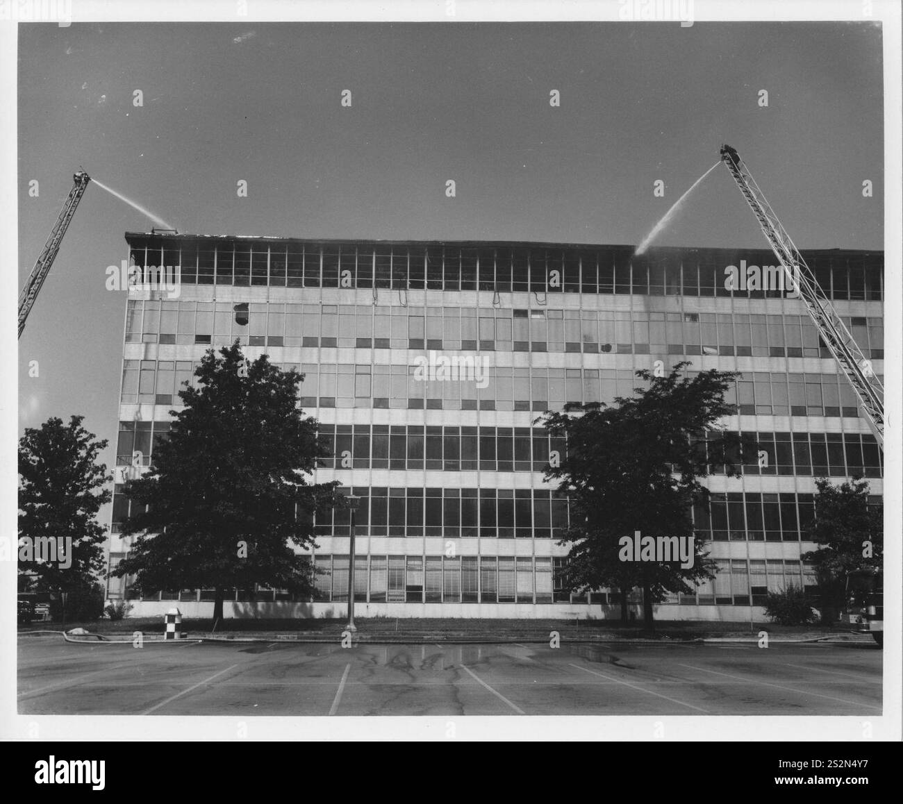 Combattre l'incendie au coin sud-est du bâtiment 100 pendant l'incendie de 1973 au National personnel Records Center, obtenu Louis, Missouri. Banque D'Images