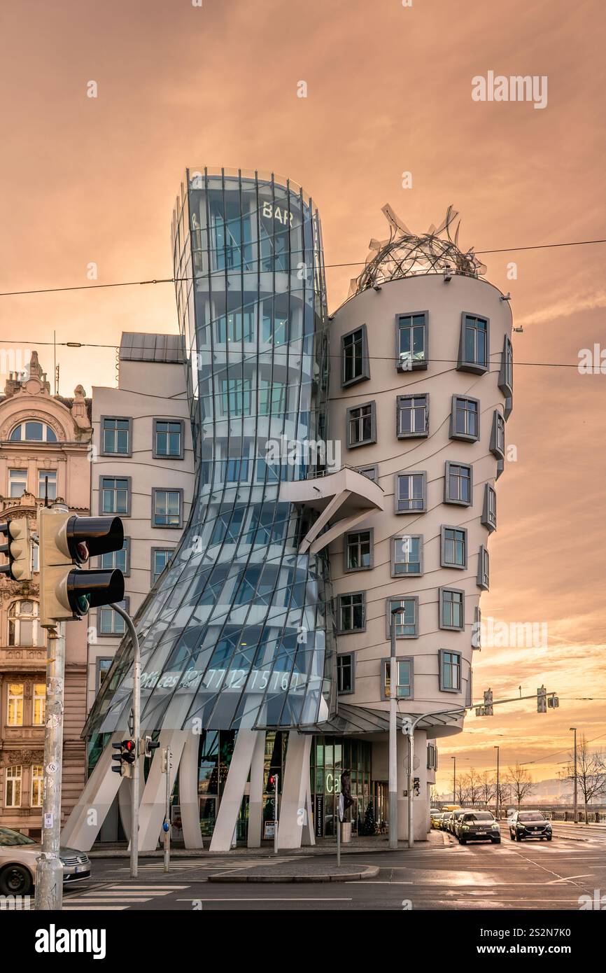 Prague, République tchèque-20 décembre 2024 : la Maison dansante dans le quartier de la Nouvelle ville, également appelé Fred et Ginger, conçu par les architectes Vlado Milunic et Banque D'Images