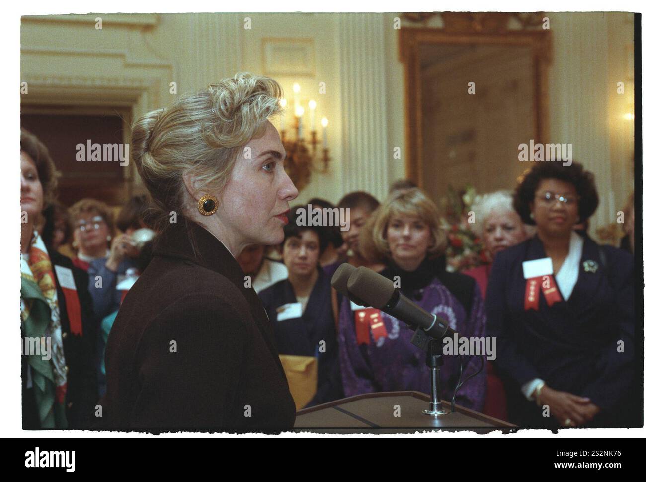 La première dame Hillary Rodham Clinton s'adressant à une réception pour les femmes cadres dans le gouvernement de l'État dans la salle à manger de l'État à la Maison Blanche (04). Banque D'Images
