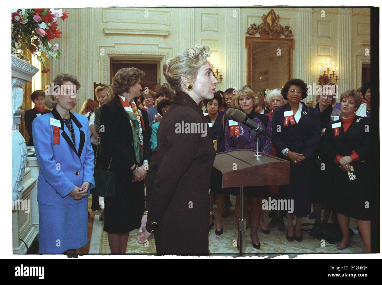 La première dame Hillary Rodham Clinton s'adressant à une réception pour les femmes cadres dans le gouvernement de l'État dans la salle à manger de l'État à la Maison Blanche (05). Banque D'Images