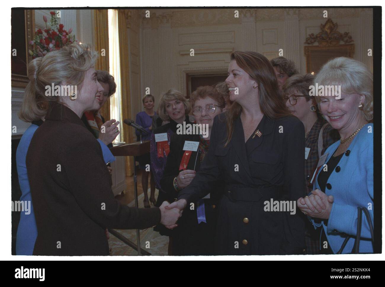 La première dame Hillary Rodham Clinton s'adressant à une réception pour les femmes cadres dans le gouvernement de l'État dans la salle à manger de l'État à la Maison Blanche (09). Banque D'Images