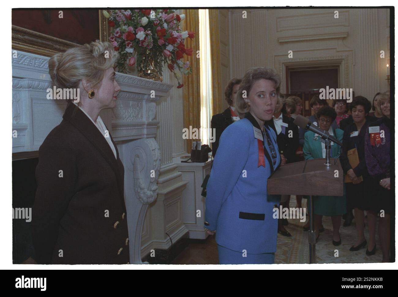 La première dame Hillary Rodham Clinton s'adressant à une réception pour les femmes cadres dans le gouvernement de l'État dans la salle à manger de l'État à la Maison Blanche (08). Banque D'Images