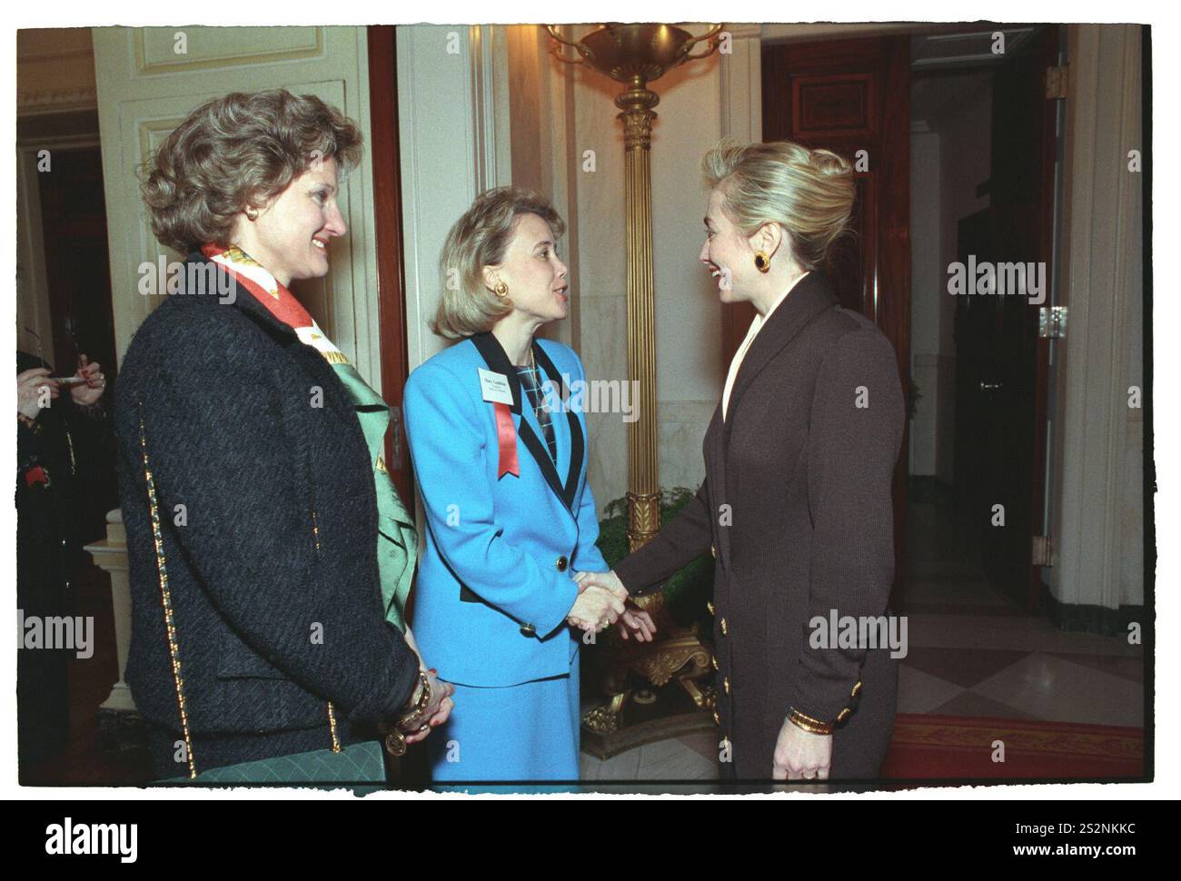 Première dame Hillary Rodham Clinton s'adressant à une réception pour femmes cadres dans le gouvernement de l'État dans la salle à manger de l'État à la Maison Blanche (19). Banque D'Images