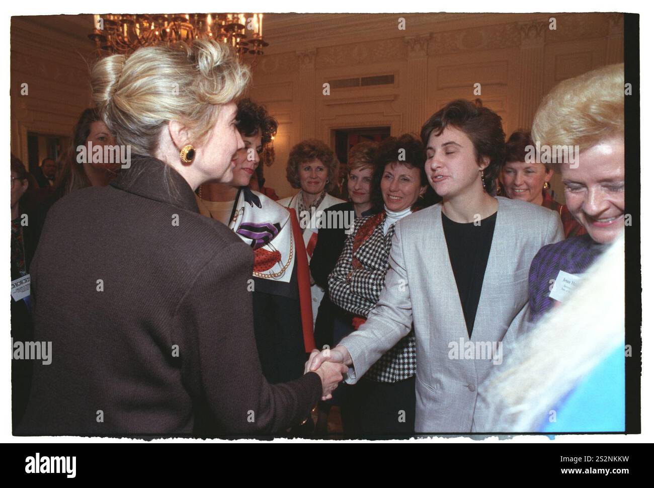 Première dame Hillary Rodham Clinton s'adressant à une réception pour femmes cadres dans le gouvernement de l'État dans la salle à manger de l'État à la Maison Blanche (40). Banque D'Images
