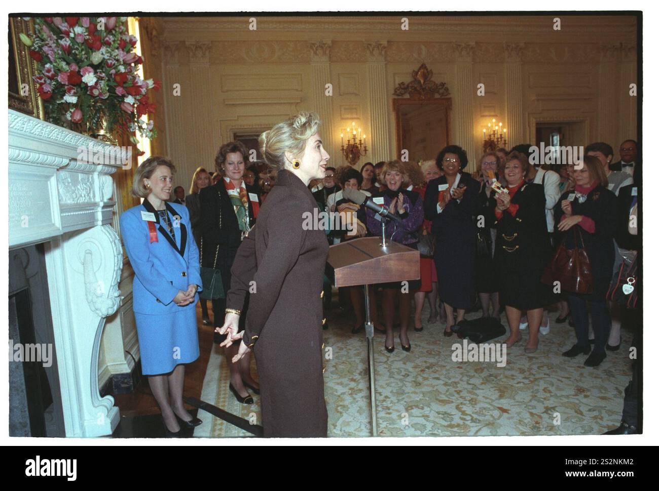 Première dame Hillary Rodham Clinton s'adressant à une réception pour femmes cadres dans le gouvernement de l'État dans la salle à manger de l'État à la Maison Blanche (25). Banque D'Images