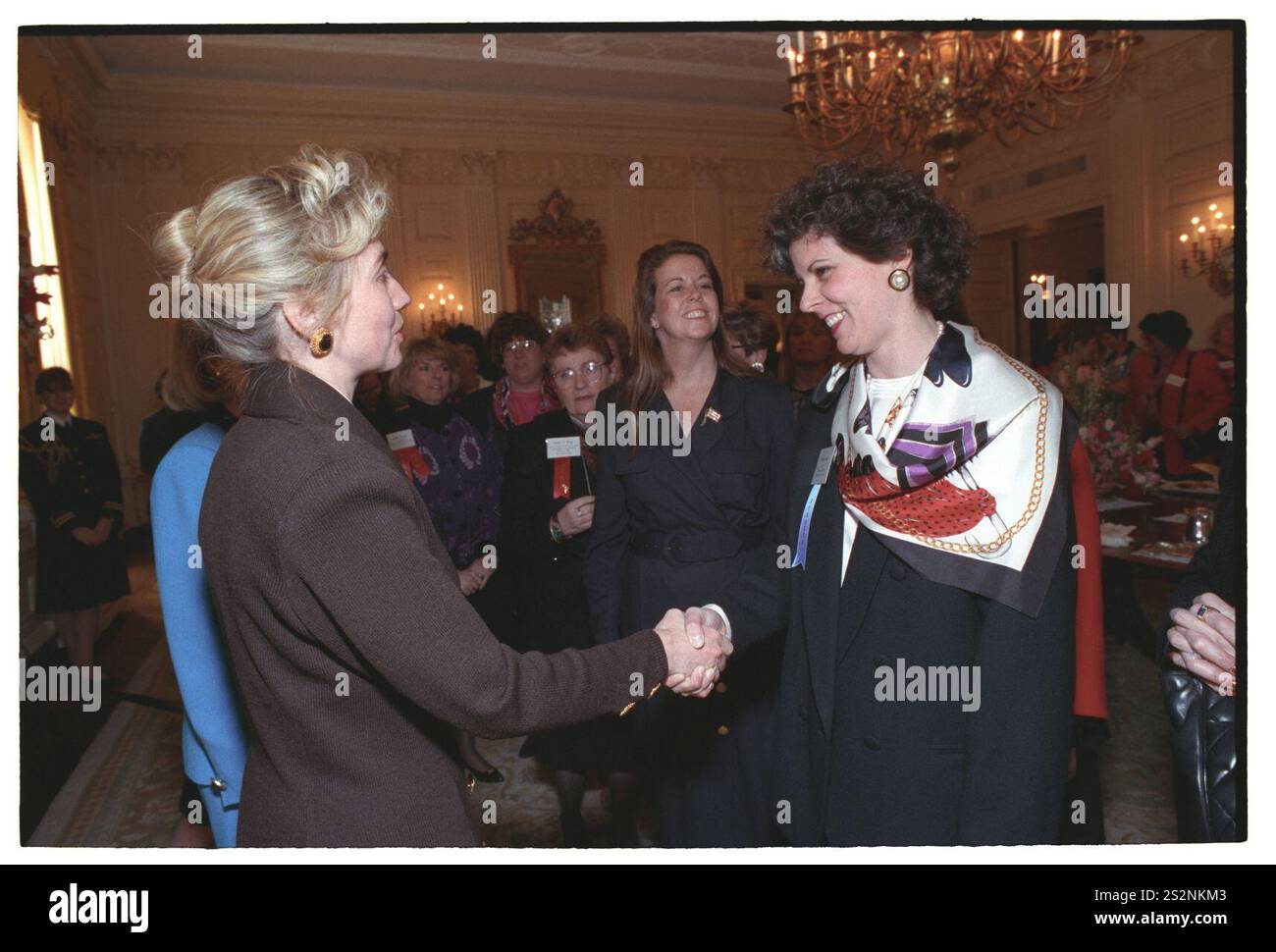 Première dame Hillary Rodham Clinton s'adressant à une réception pour femmes cadres dans le gouvernement de l'État dans la salle à manger de l'État à la Maison Blanche (44). Banque D'Images