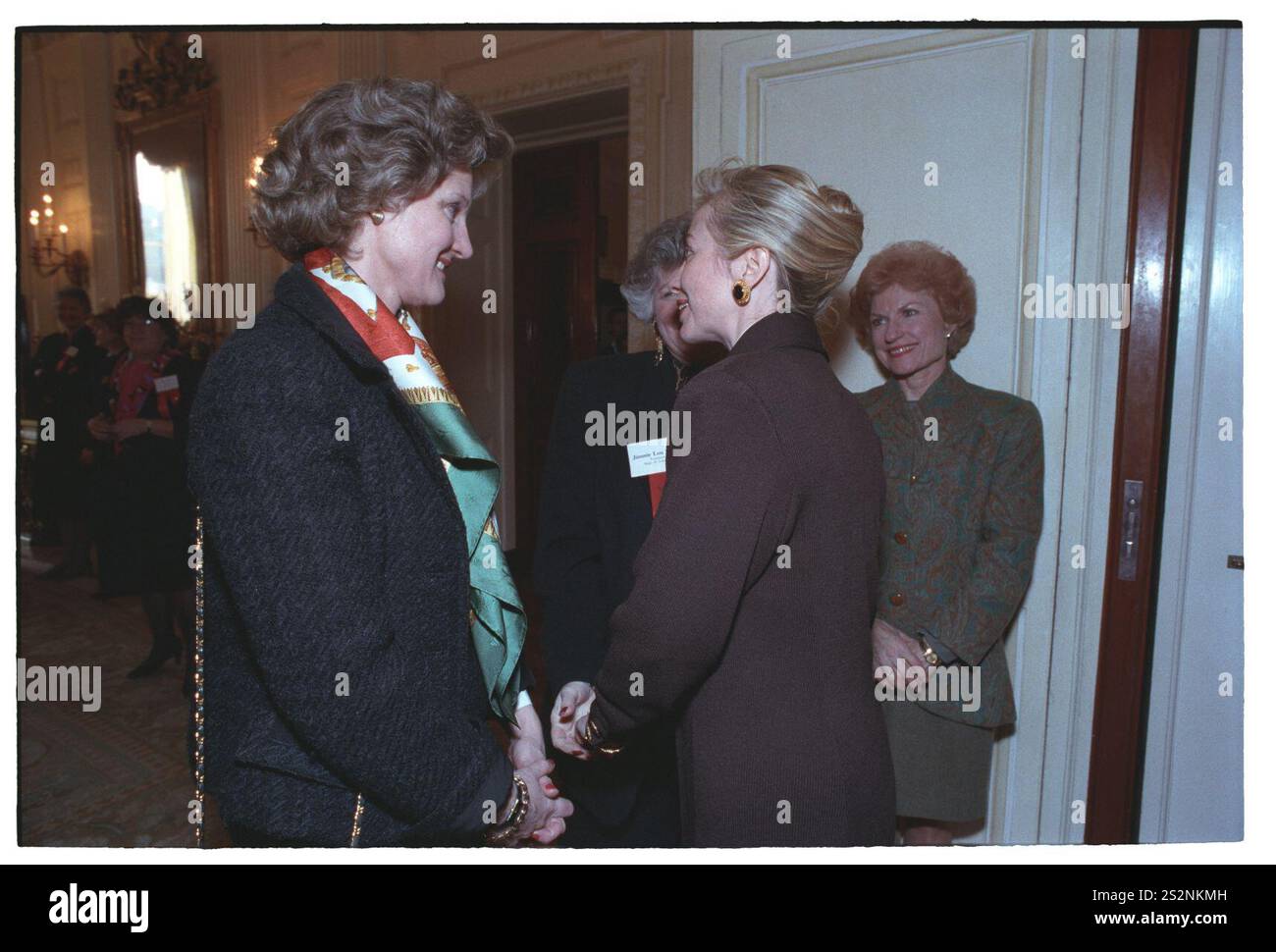 Première dame Hillary Rodham Clinton s'adressant à une réception pour femmes cadres dans le gouvernement de l'État dans la salle à manger de l'État à la Maison Blanche (24). Banque D'Images