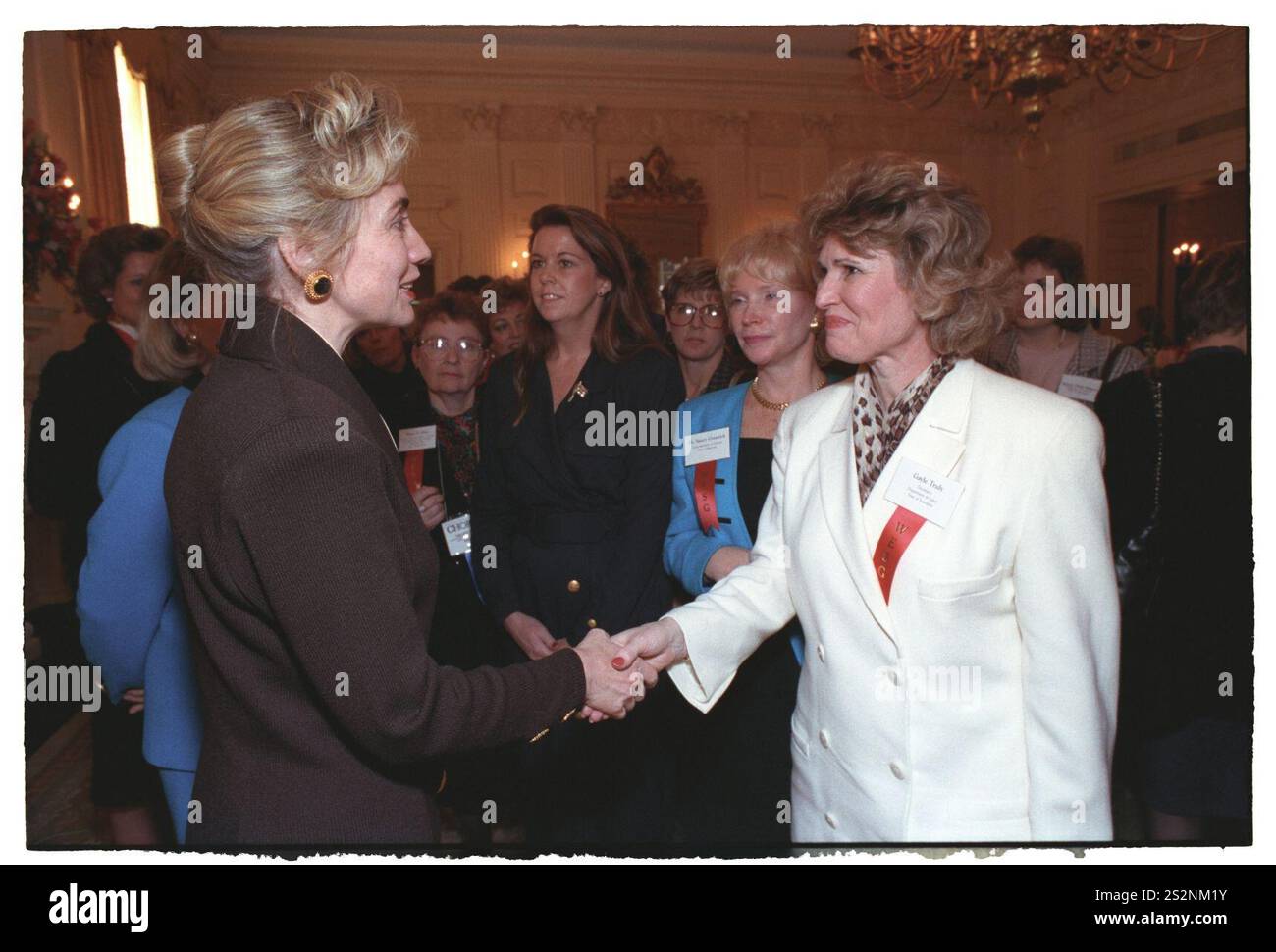 Première dame Hillary Rodham Clinton s'adressant à une réception pour femmes cadres dans le gouvernement de l'État dans la salle à manger de l'État à la Maison Blanche (50). Banque D'Images