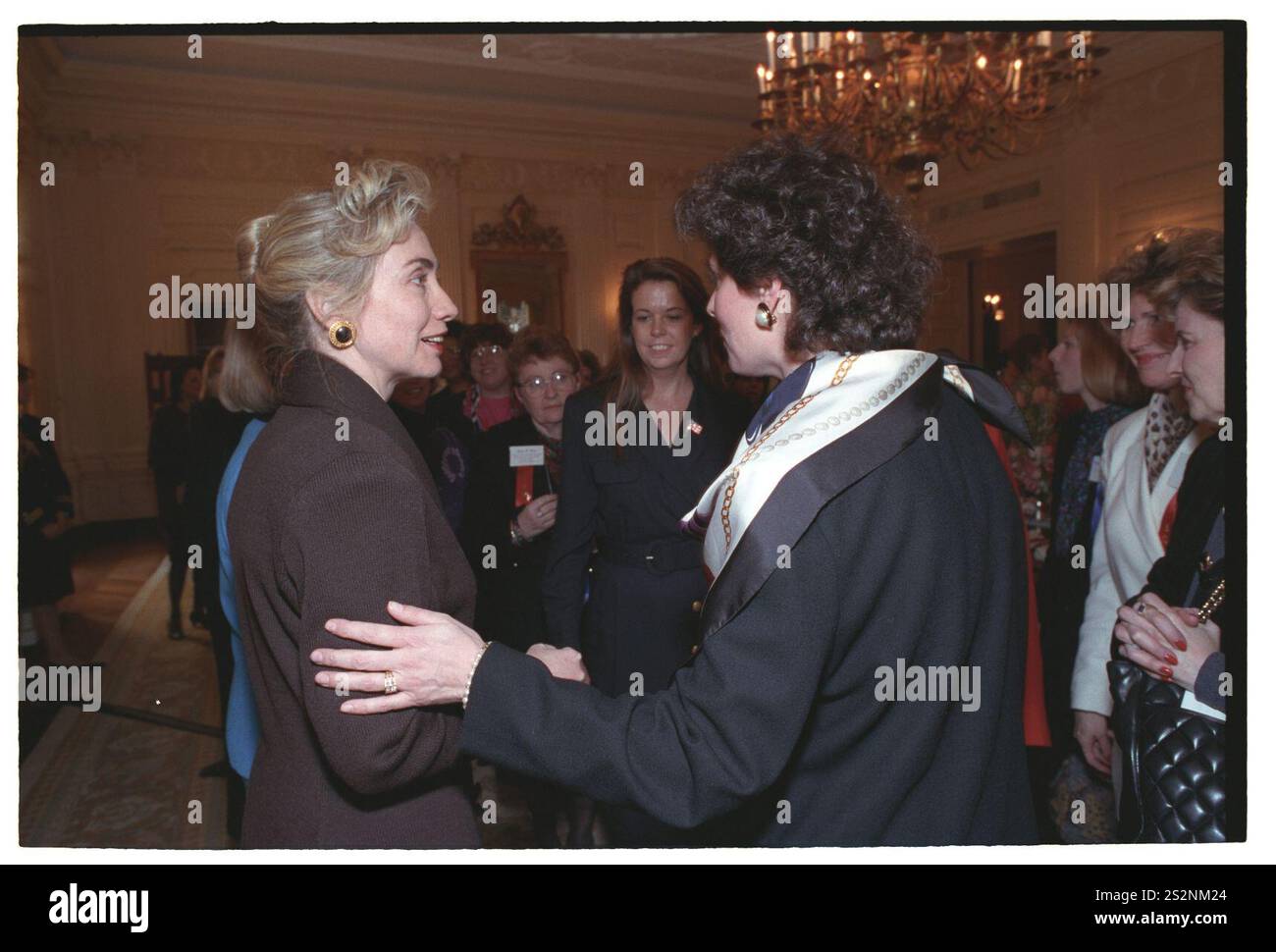 Première dame Hillary Rodham Clinton s'adressant à une réception pour femmes cadres dans le gouvernement de l'État dans la salle à manger de l'État à la Maison Blanche (45). Banque D'Images
