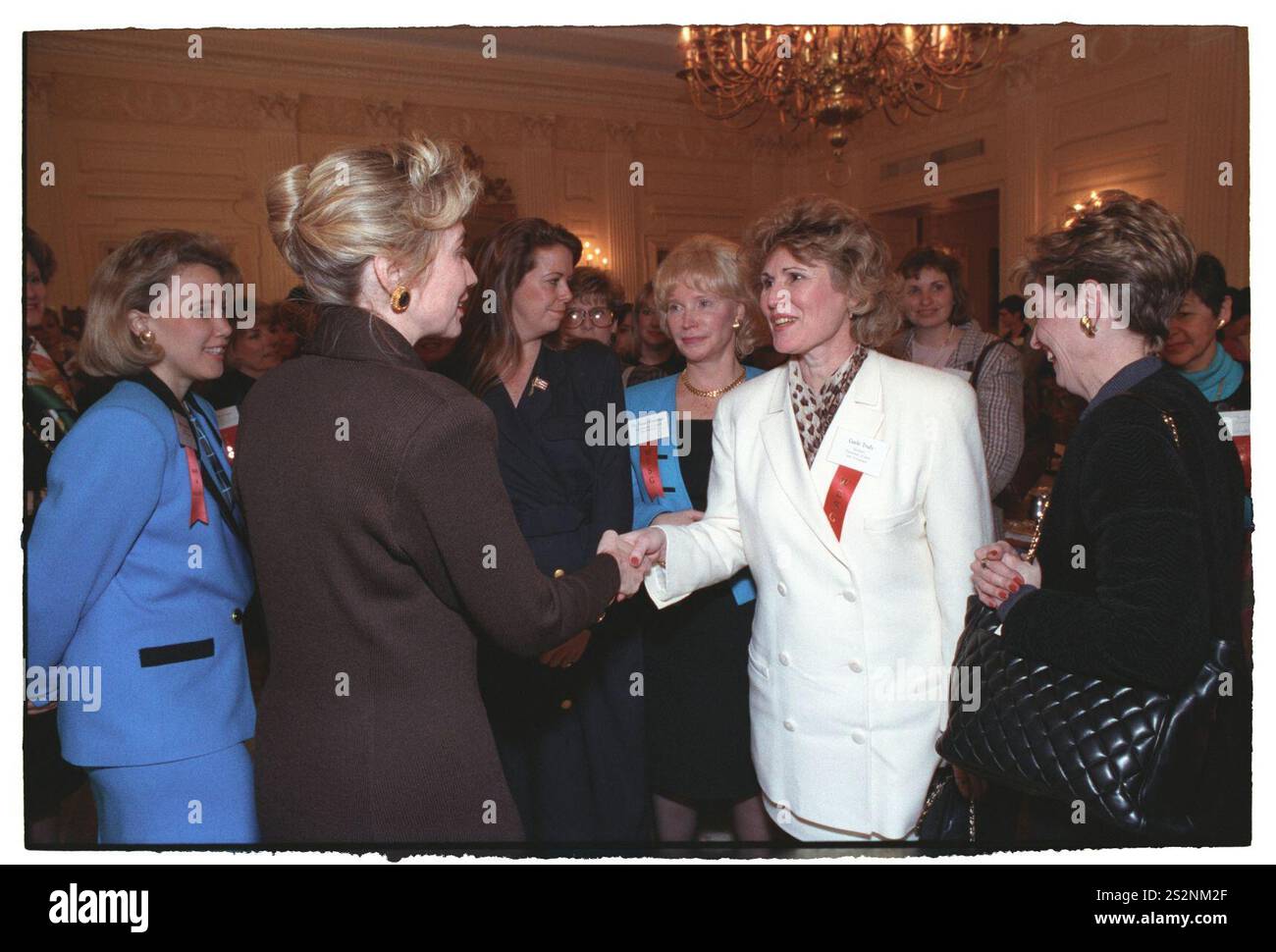 Première dame Hillary Rodham Clinton s'adressant à une réception pour femmes cadres dans le gouvernement de l'État dans la salle à manger de l'État à la Maison Blanche (49). Banque D'Images