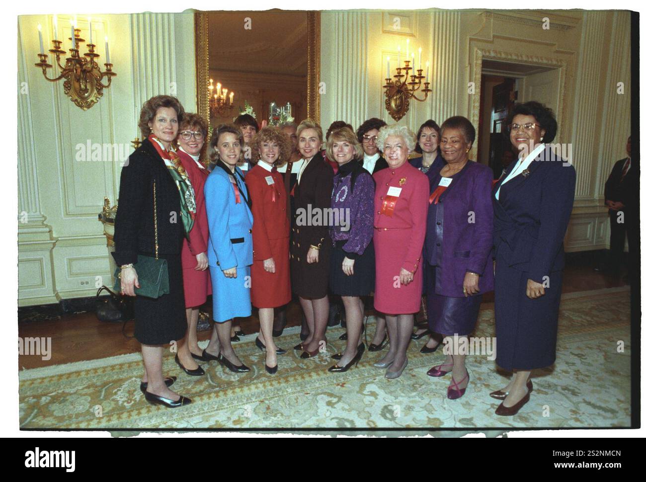 Première dame Hillary Rodham Clinton visitant avec des invités à une réception pour femmes cadres dans le gouvernement de l'État dans la salle à manger de l'État à la Maison Blanche (39). Banque D'Images