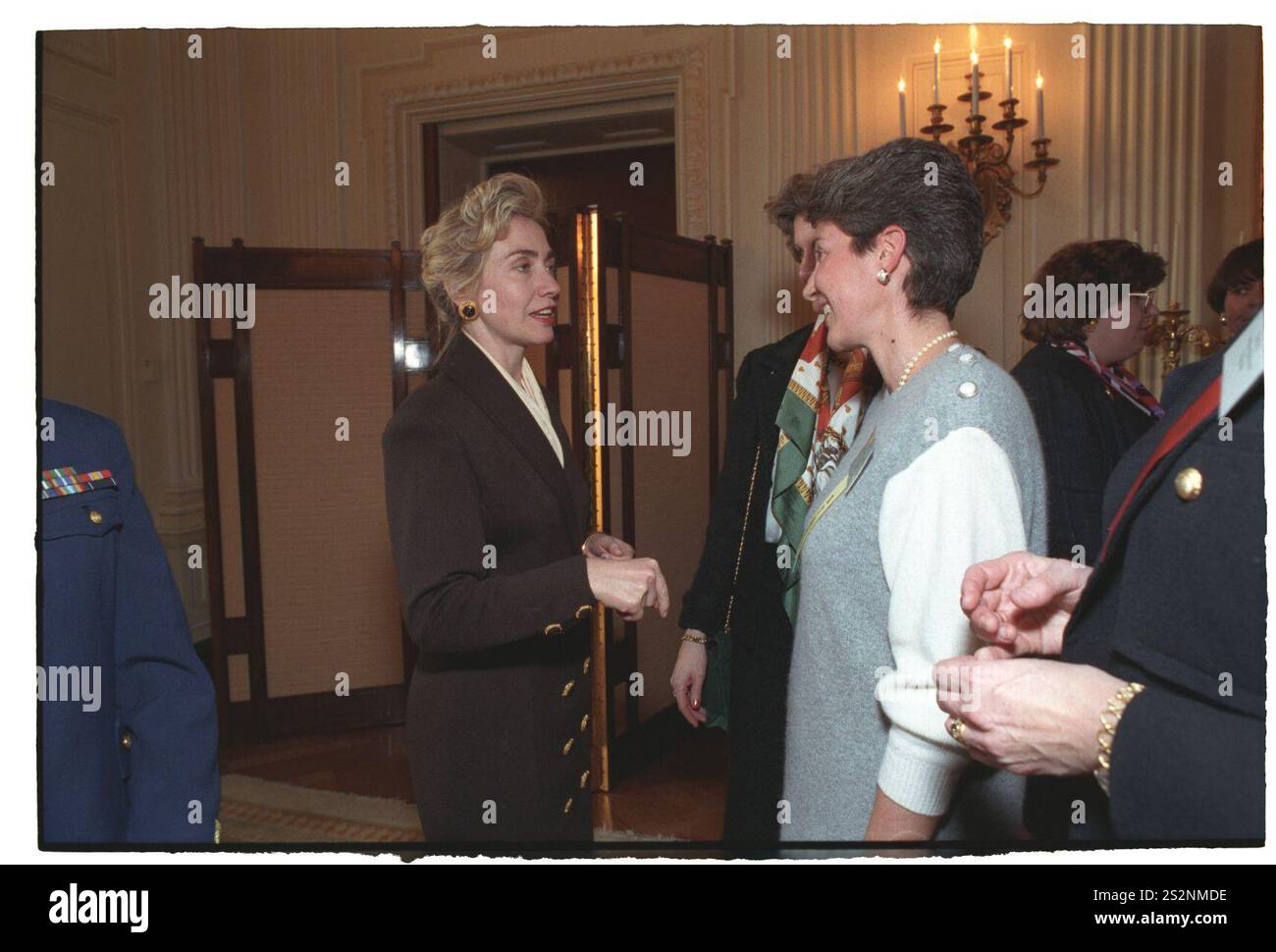 Première dame Hillary Rodham Clinton visitant avec des invités à une réception pour femmes cadres dans le gouvernement de l'État dans la salle à manger de l'État à la Maison Blanche (37). Banque D'Images