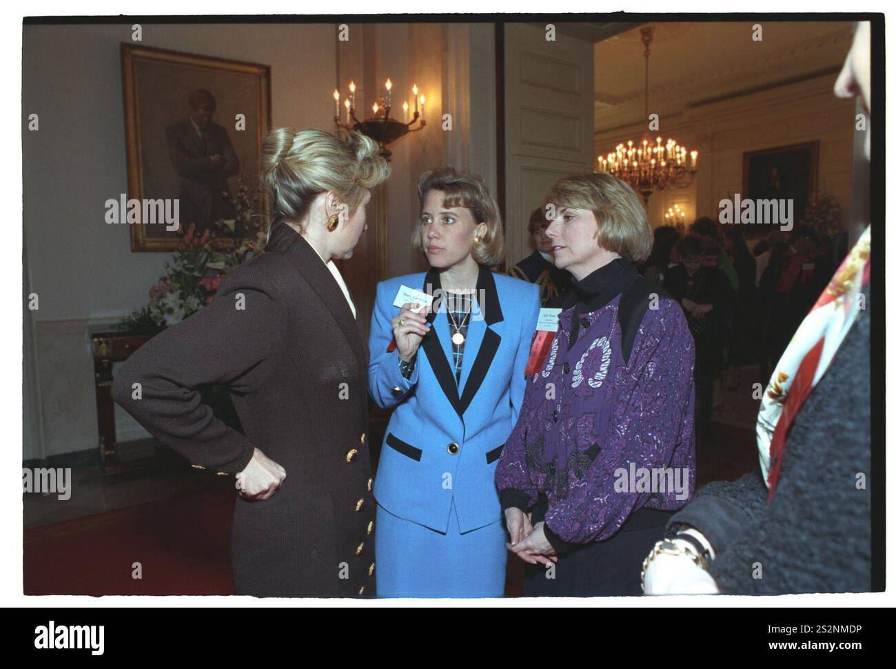Première dame Hillary Rodham Clinton visitant avec des invités à une réception pour femmes cadres dans le gouvernement de l'État dans la salle à manger de l'État à la Maison Blanche (44). Banque D'Images