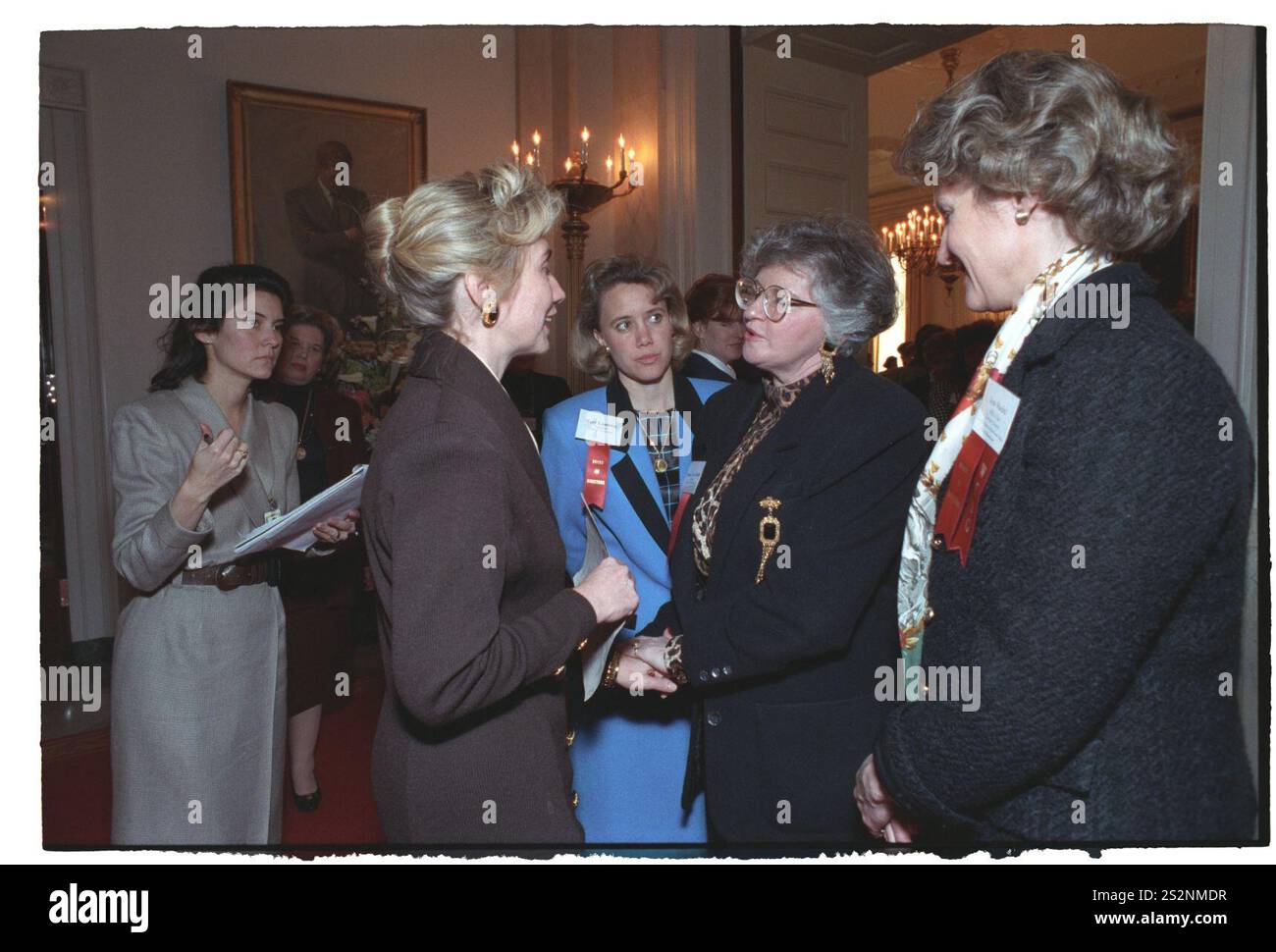 Première dame Hillary Rodham Clinton visitant avec des invités à une réception pour femmes cadres dans le gouvernement de l'État dans la salle à manger de l'État à la Maison Blanche (48). Banque D'Images