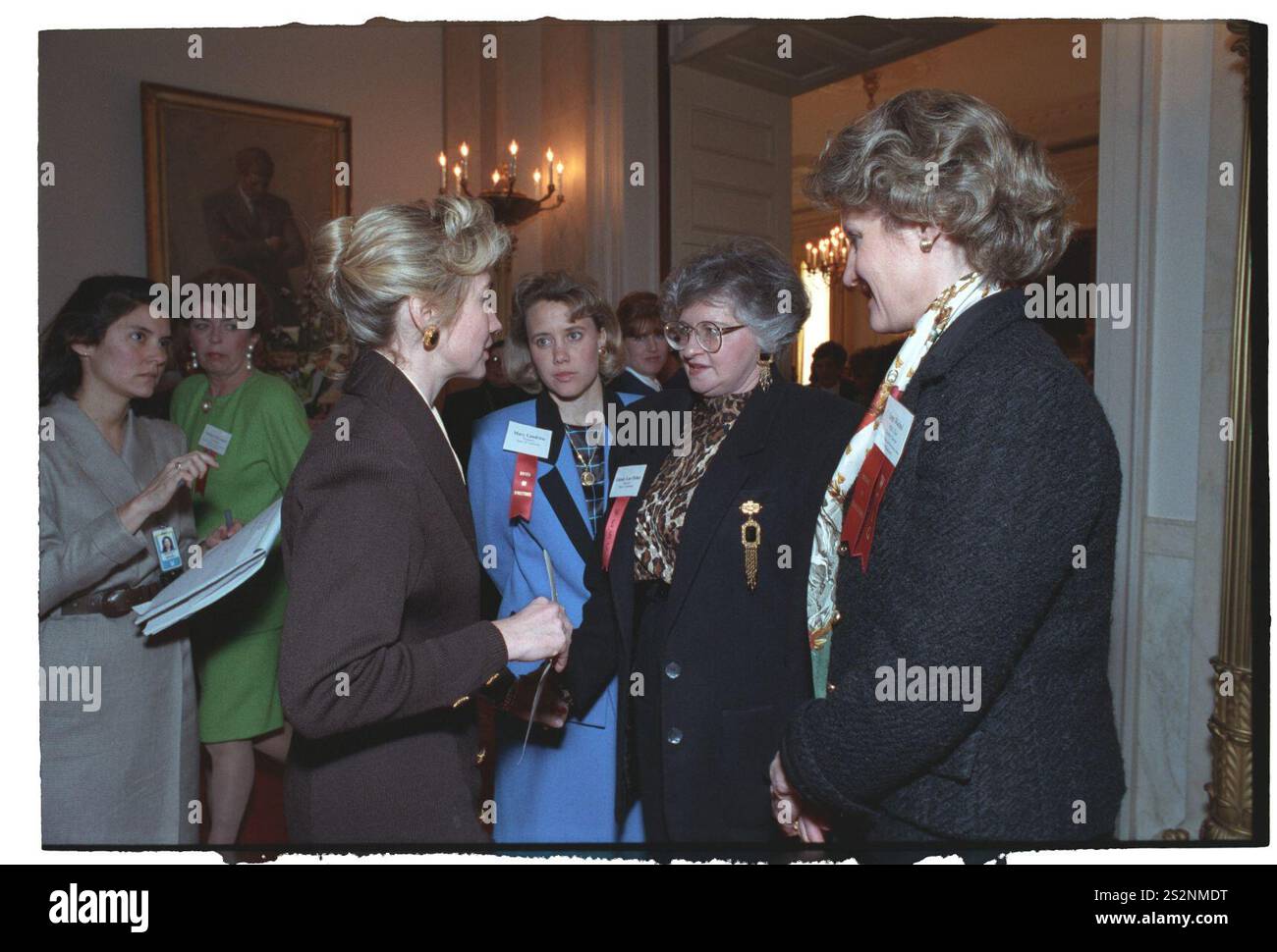 Première dame Hillary Rodham Clinton visitant avec des invités à une réception pour femmes cadres dans le gouvernement de l'État dans la salle à manger de l'État à la Maison Blanche (49). Banque D'Images